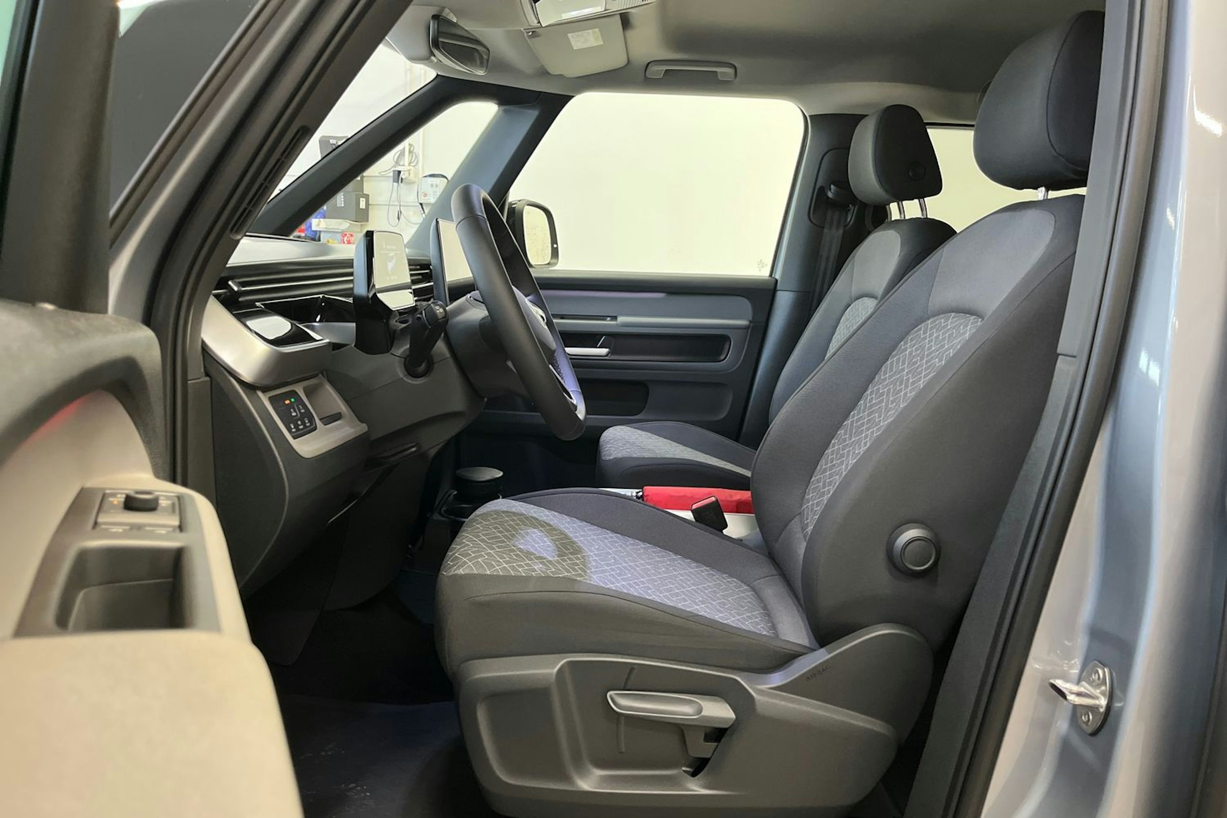 met. harmaa Volkswagen ID. Buzz 2025 kuva 15.