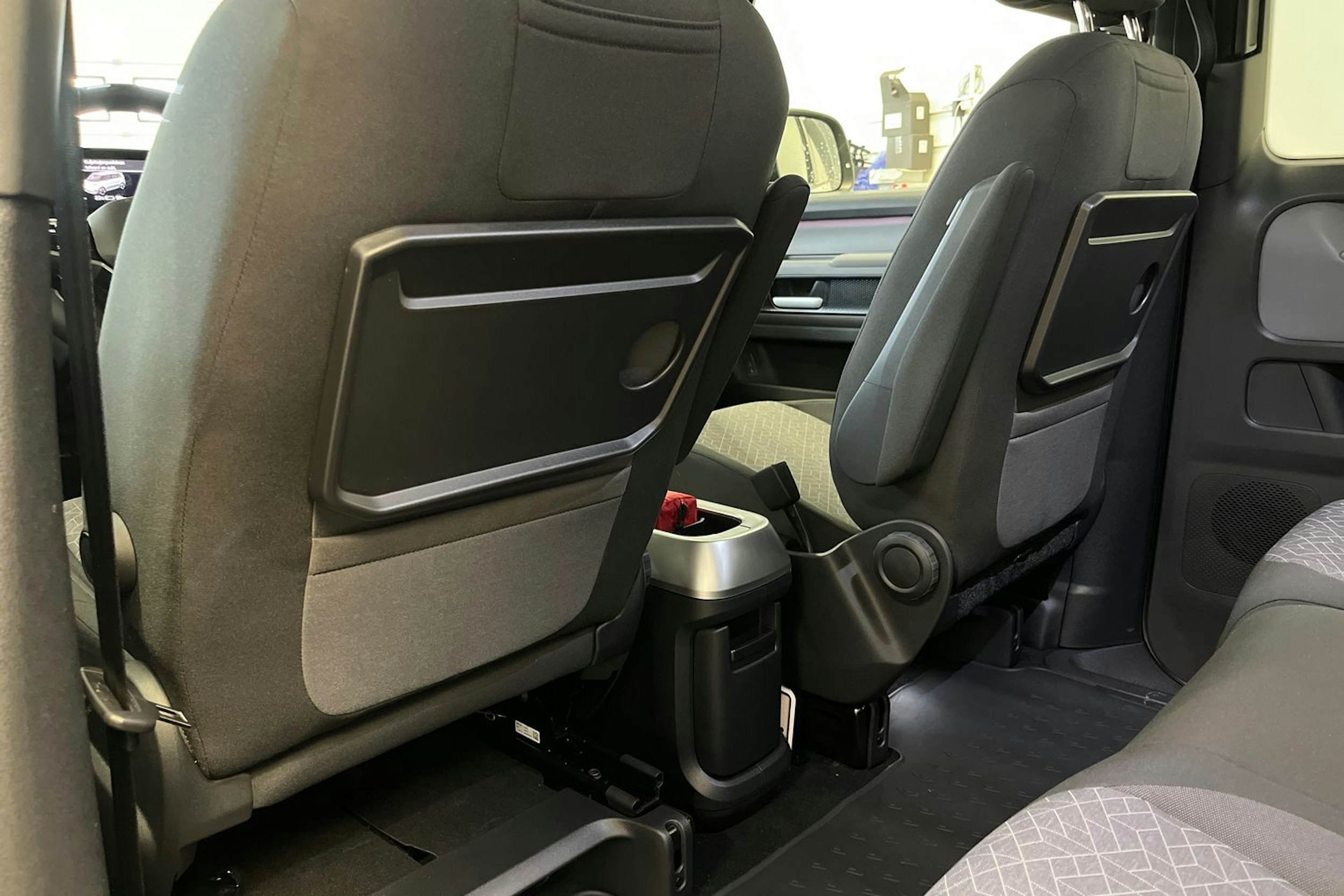 met. harmaa Volkswagen ID. Buzz 2025 kuva 16.