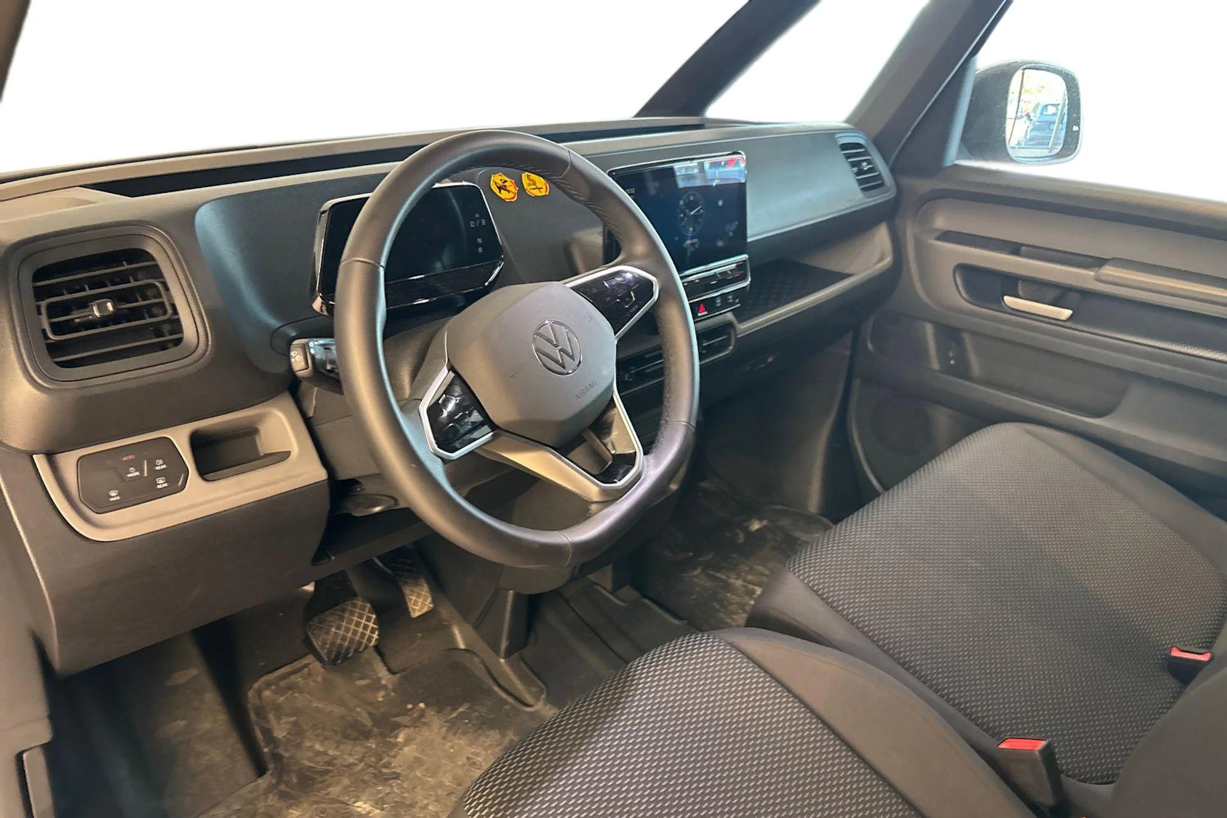 harmaa Volkswagen ID. Buzz Cargo 2025 kuva 6.