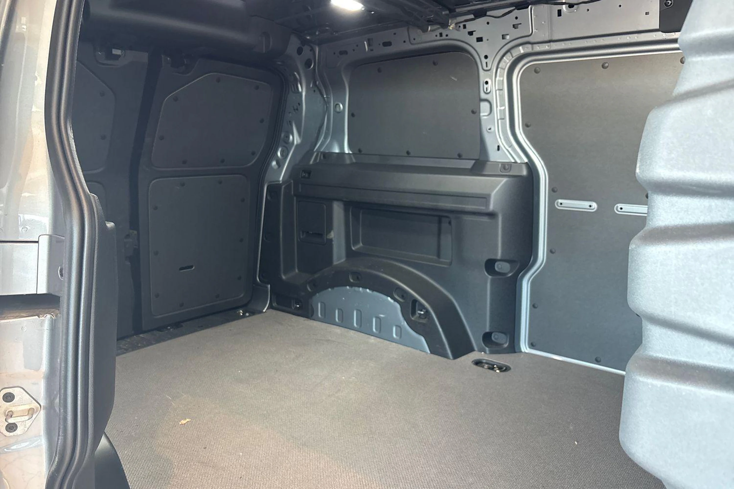 harmaa Volkswagen ID. Buzz Cargo 2025 kuva 8.