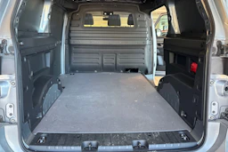 harmaa Volkswagen ID. Buzz Cargo 2025 kuva 10.