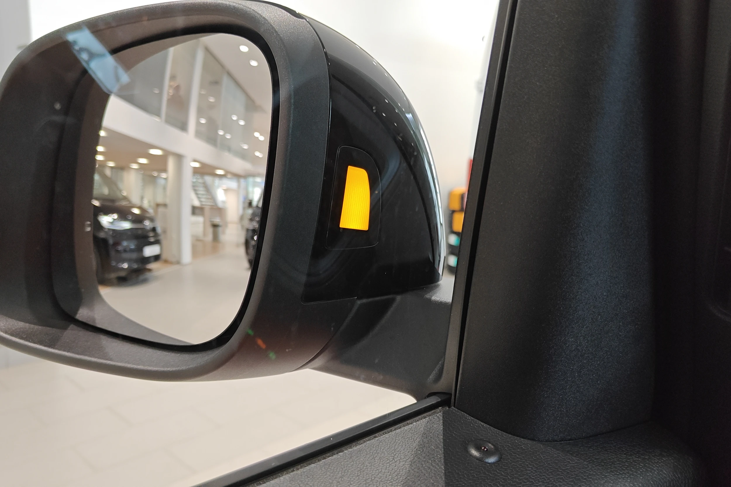 punainen Volkswagen ID. Buzz 2026 kuva 25.