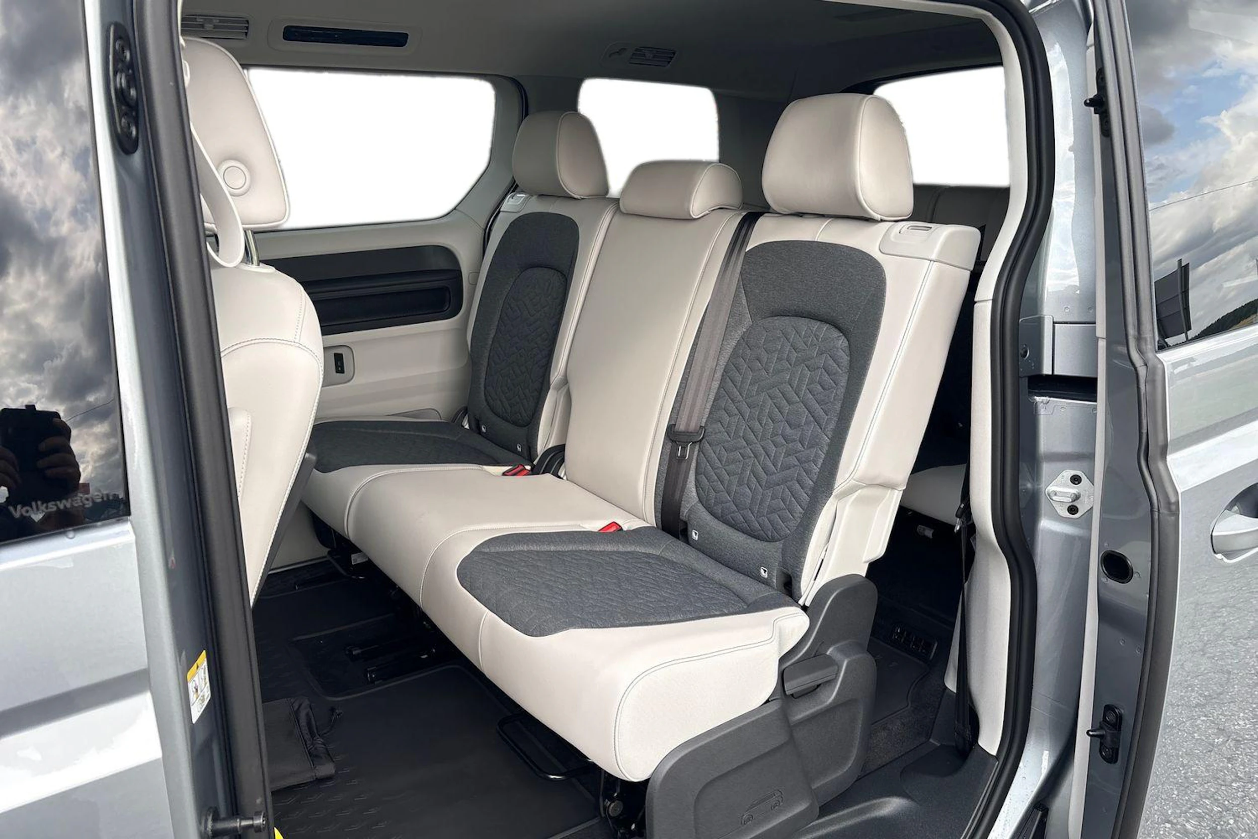 harmaa Volkswagen ID. Buzz 2026 kuva 8.