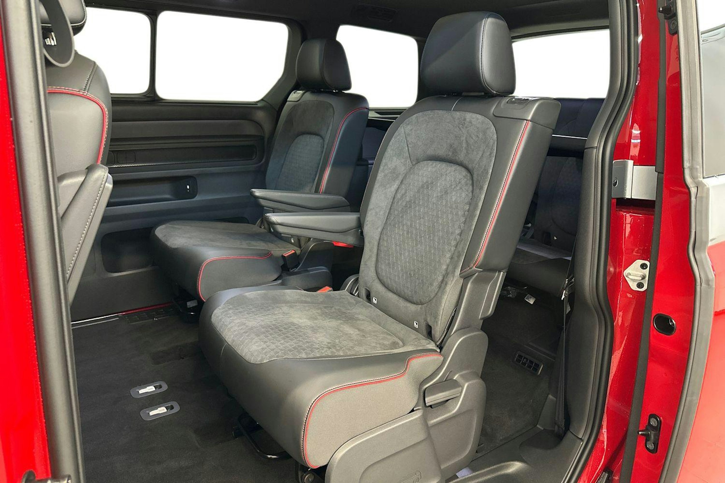 punainen Volkswagen ID. Buzz 2026 kuva 8.