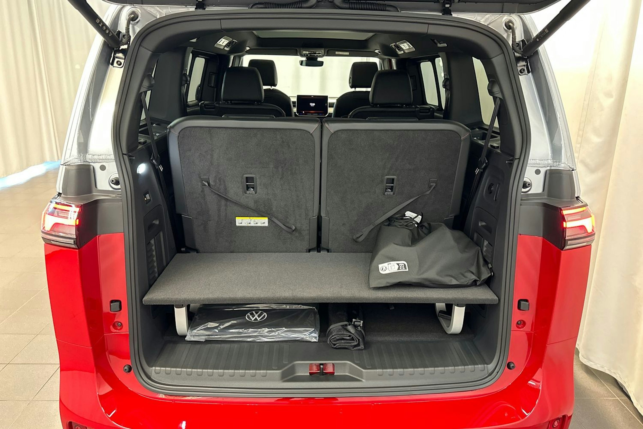 punainen Volkswagen ID. Buzz 2026 kuva 10.