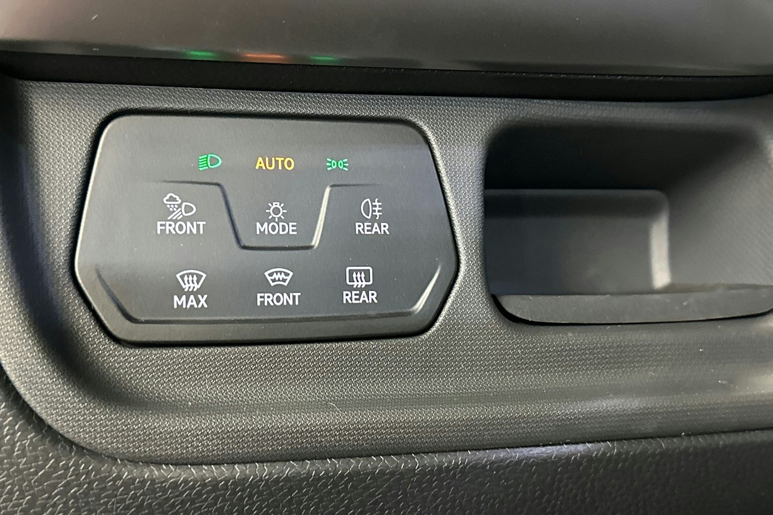 punainen Volkswagen ID. Buzz 2026 kuva 20.