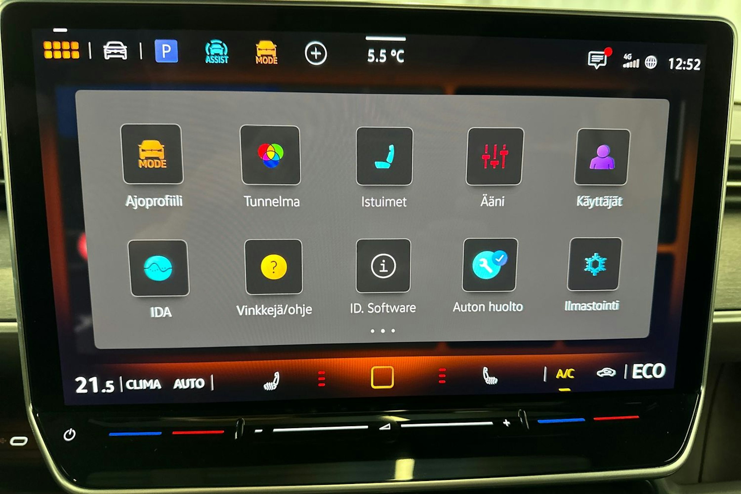 punainen Volkswagen ID. Buzz 2026 kuva 27.