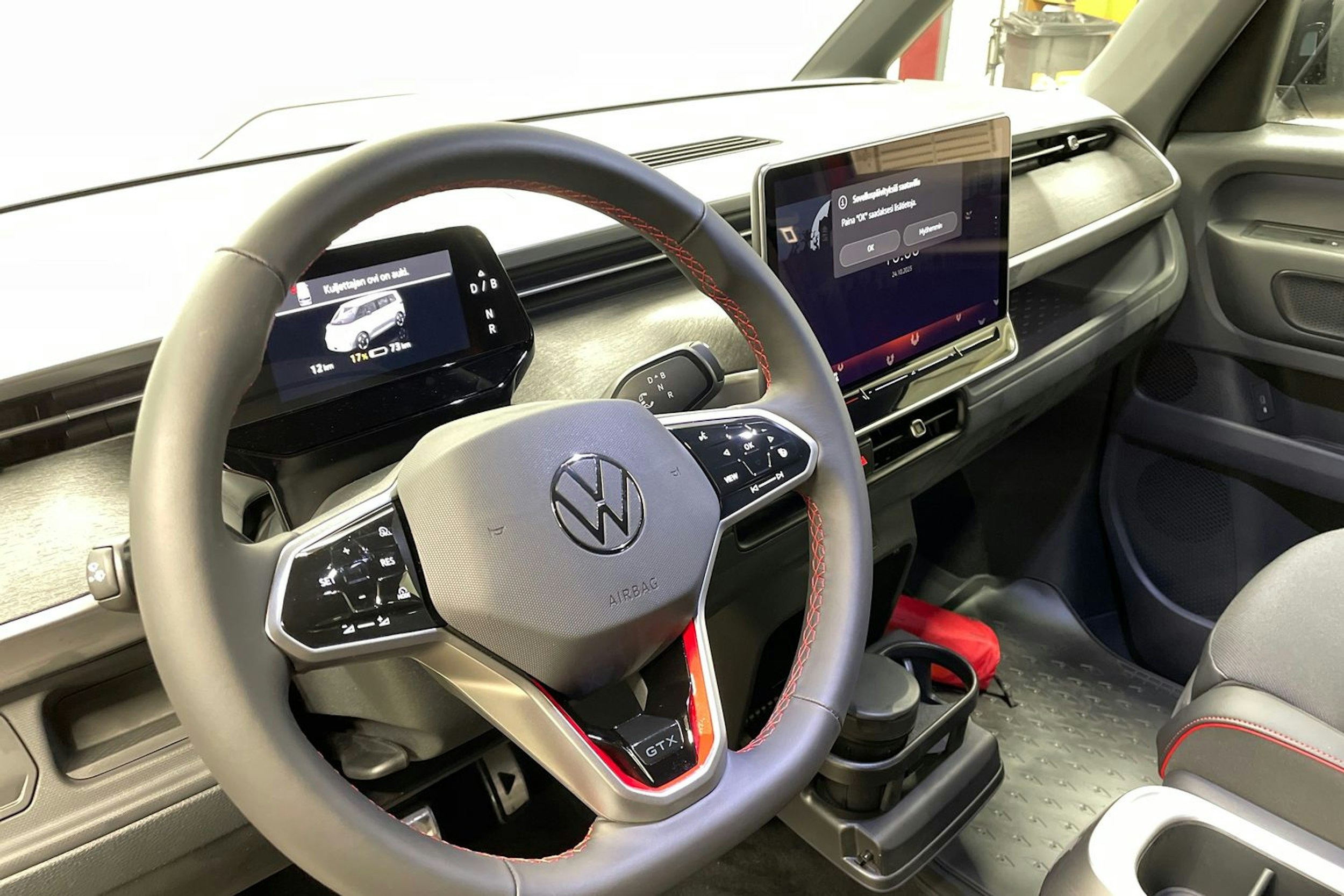 met. punainen Volkswagen ID. Buzz 2026 kuva 12.