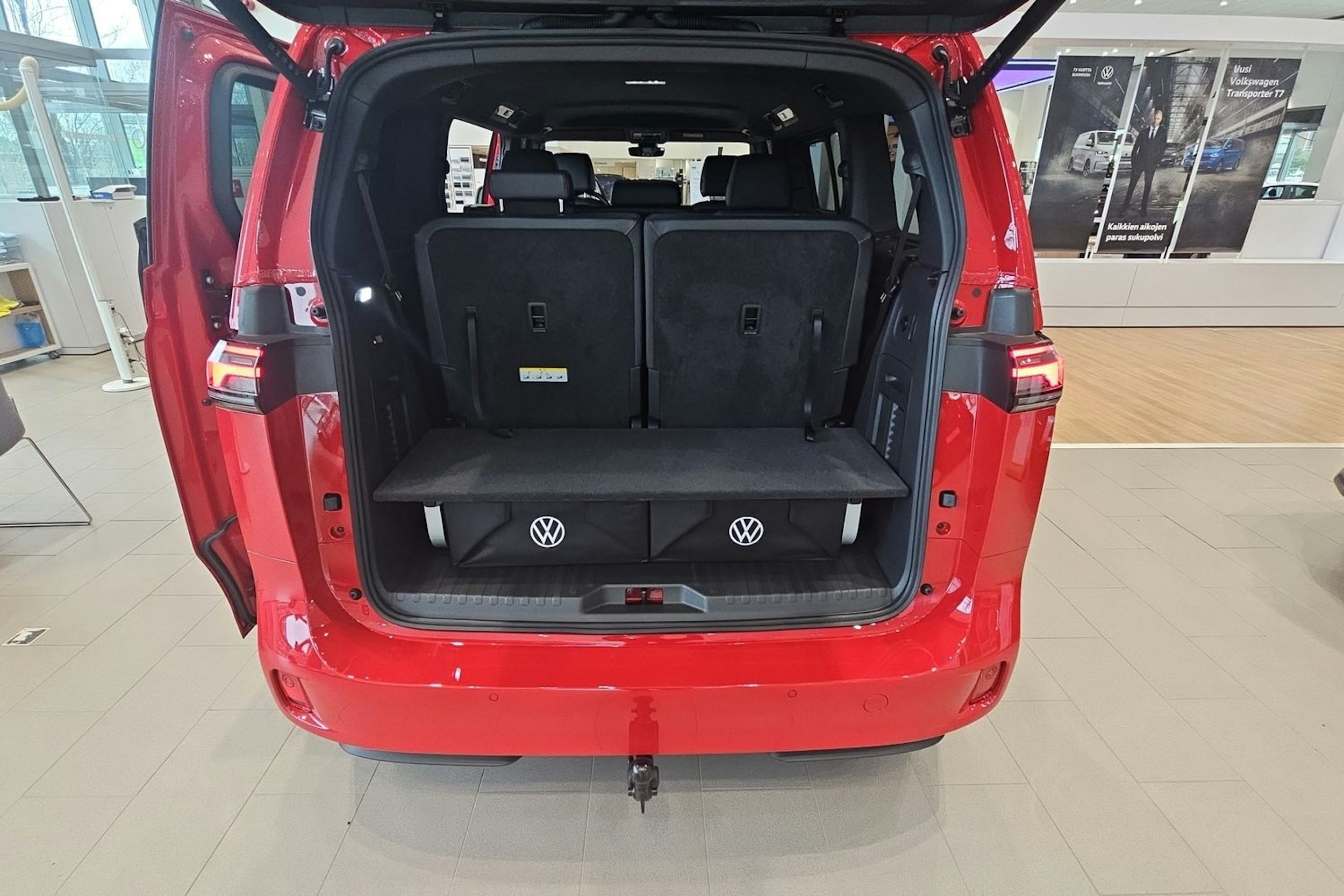 punainen Volkswagen ID. Buzz 2026 kuva 12.