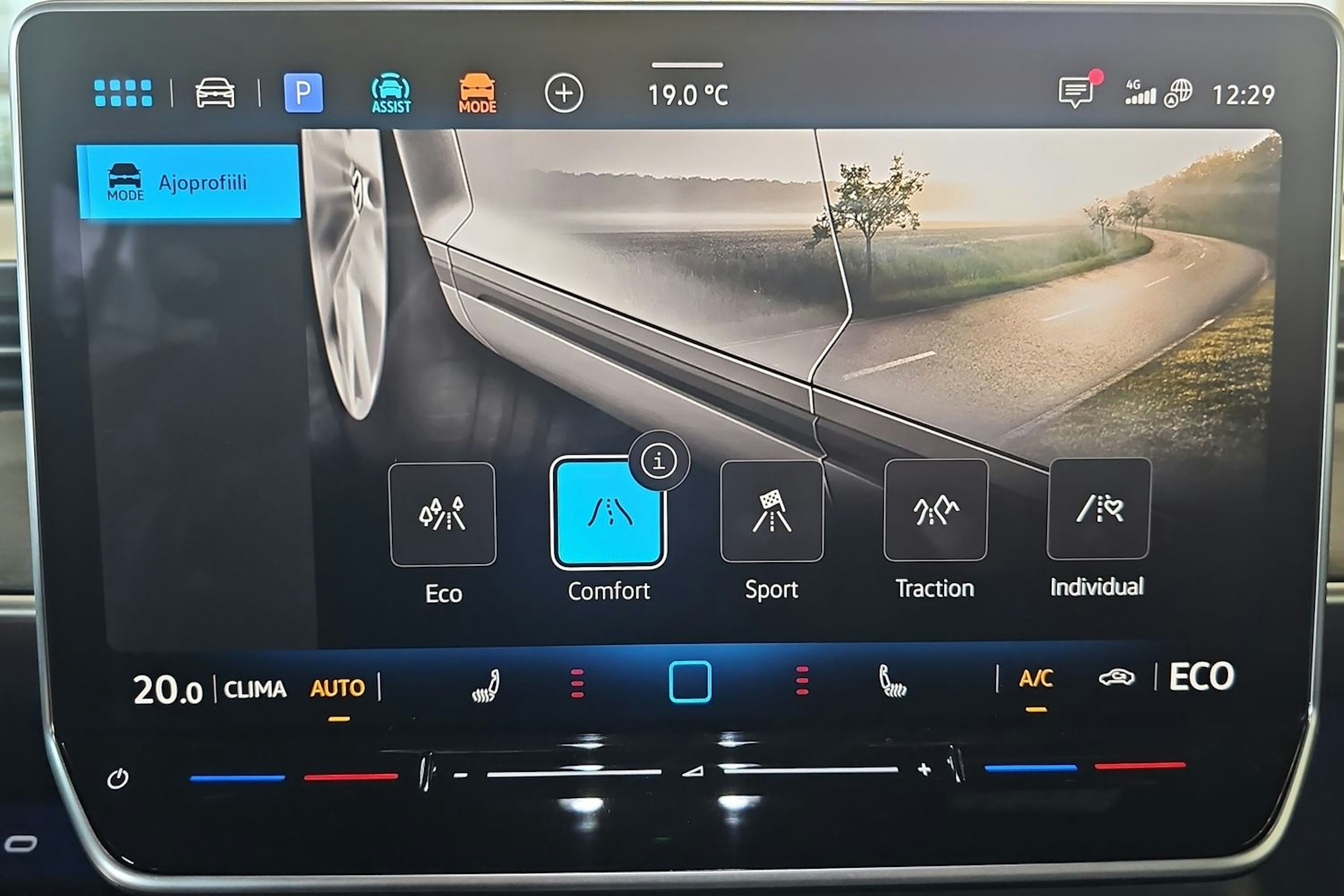 punainen Volkswagen ID. Buzz 2026 kuva 22.