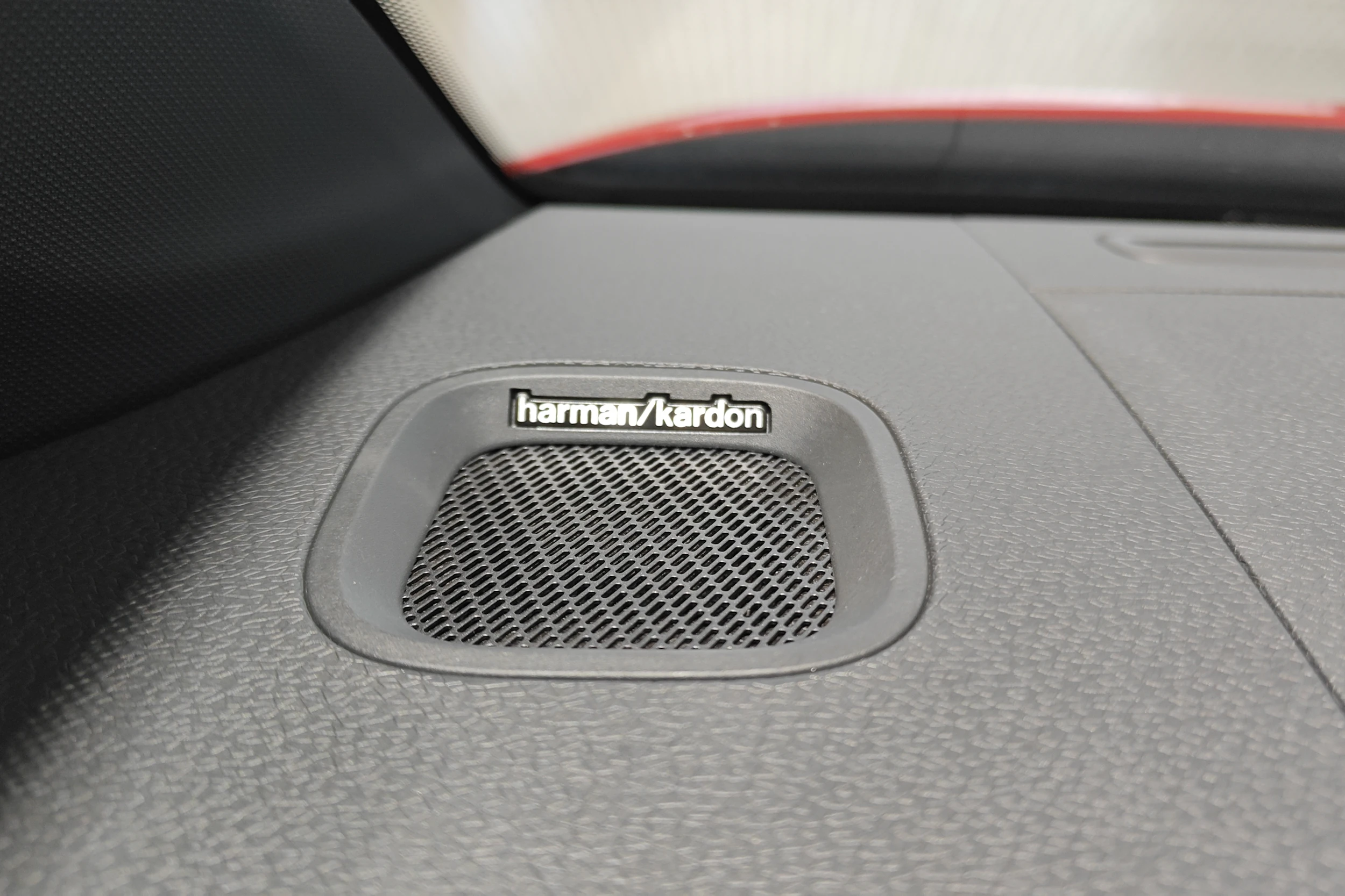 punainen Volkswagen ID. Buzz 2026 kuva 27.