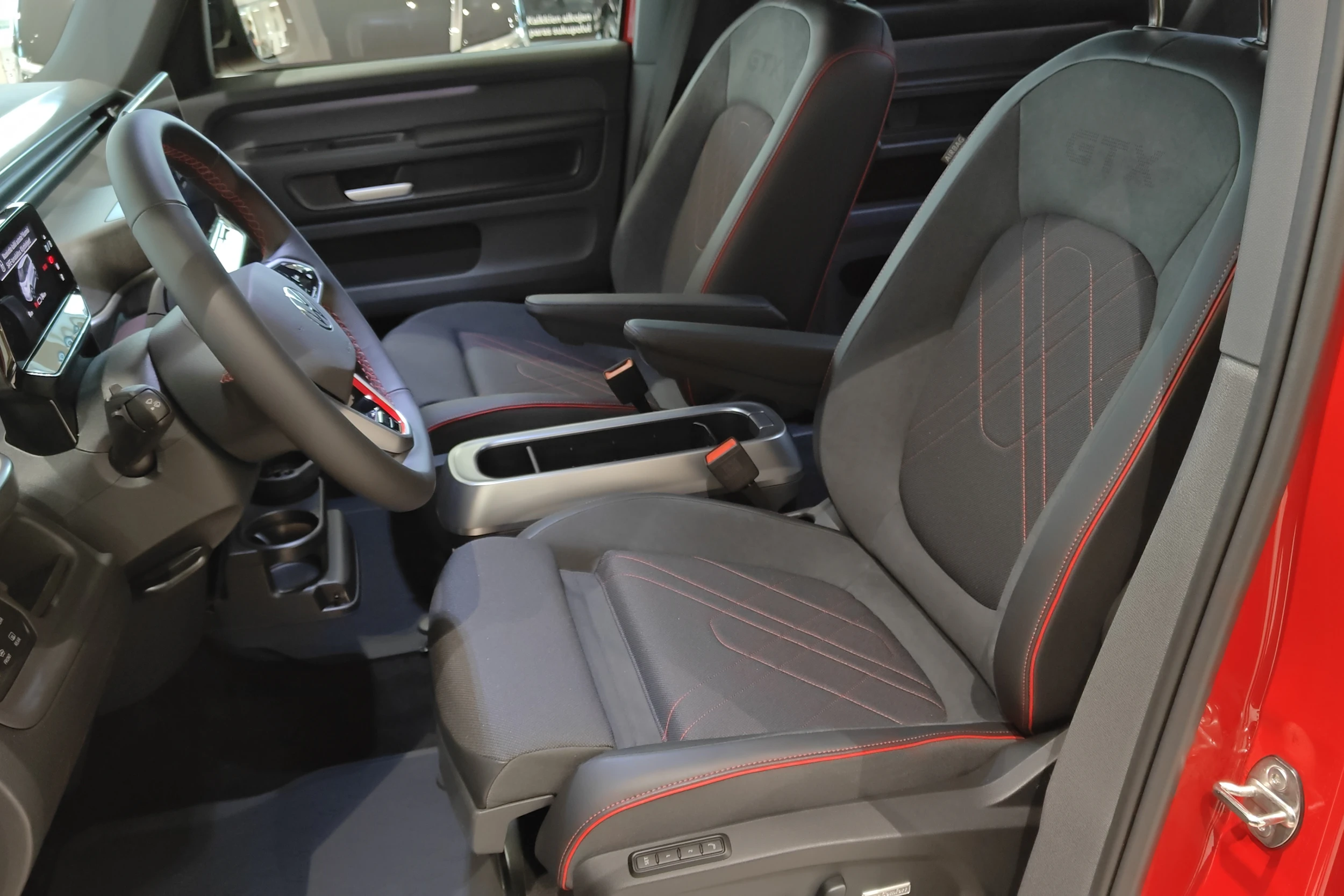 punainen Volkswagen ID. Buzz 2026 kuva 28.