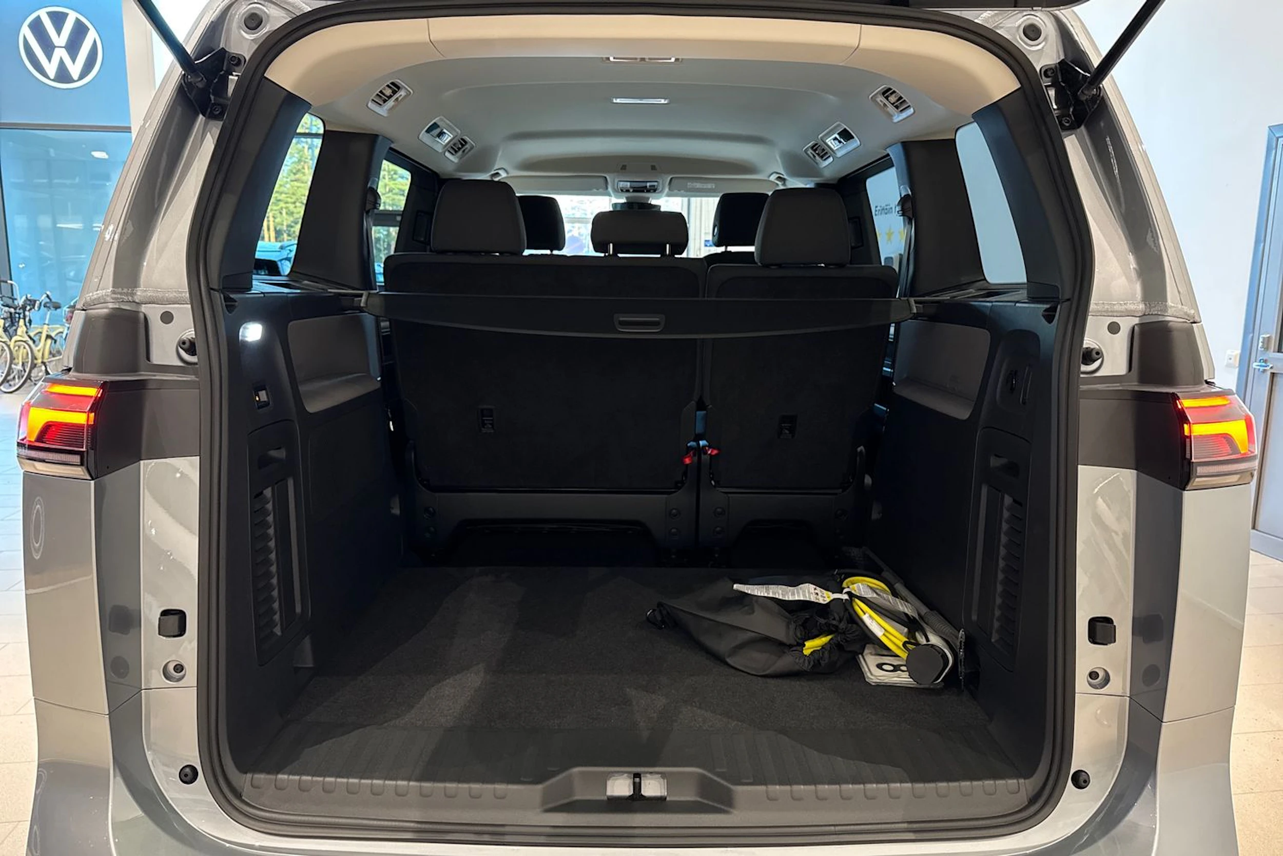 met. harmaa Volkswagen ID. Buzz 2026 kuva 13.