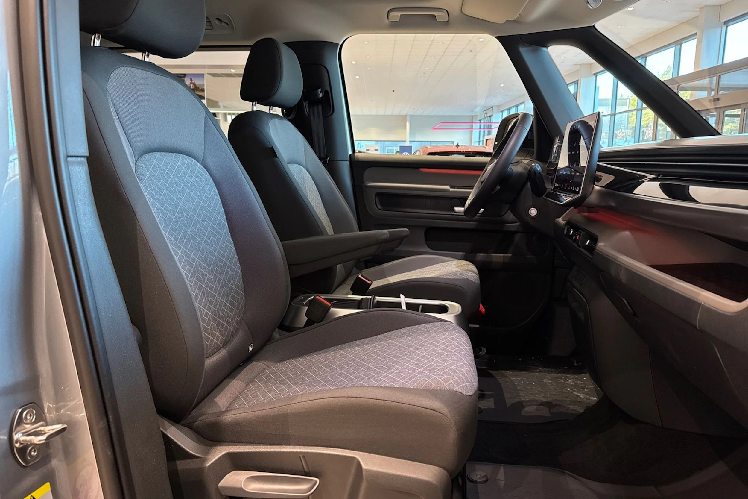 met. harmaa Volkswagen ID. Buzz 2026 kuva 18.