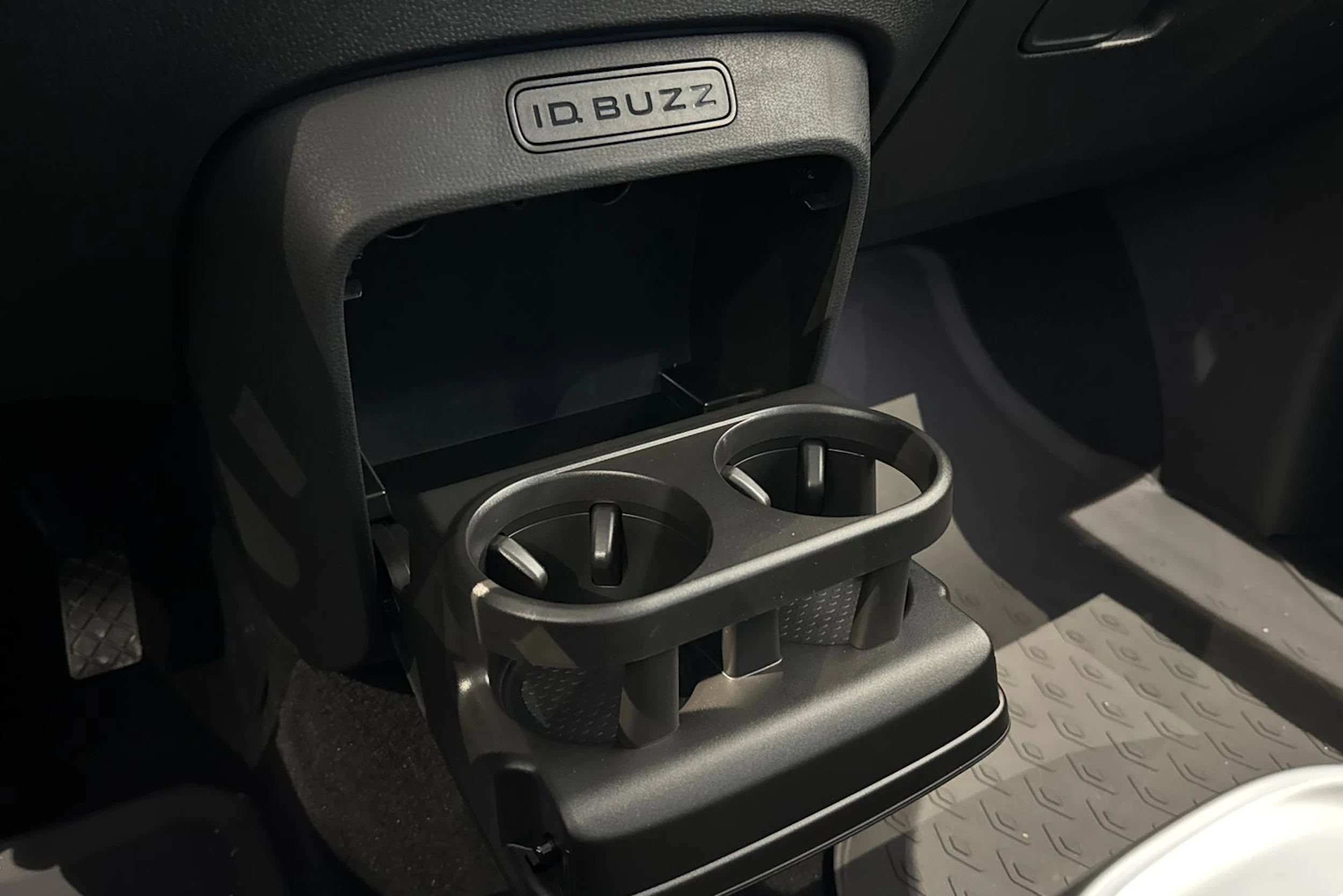 met. harmaa Volkswagen ID. Buzz 2026 kuva 31.