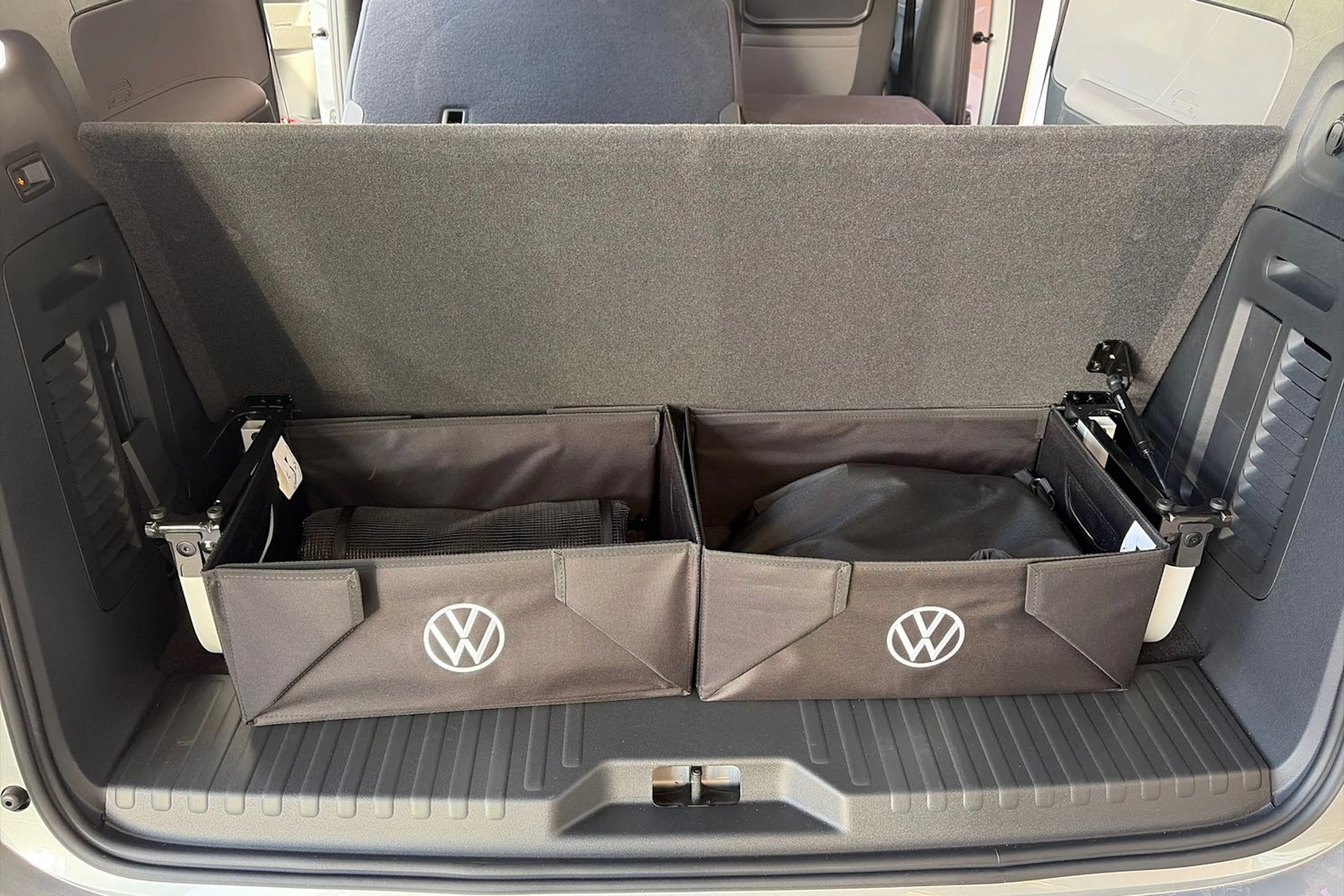 Harmaa Volkswagen ID. Buzz 2026 kuva 15.