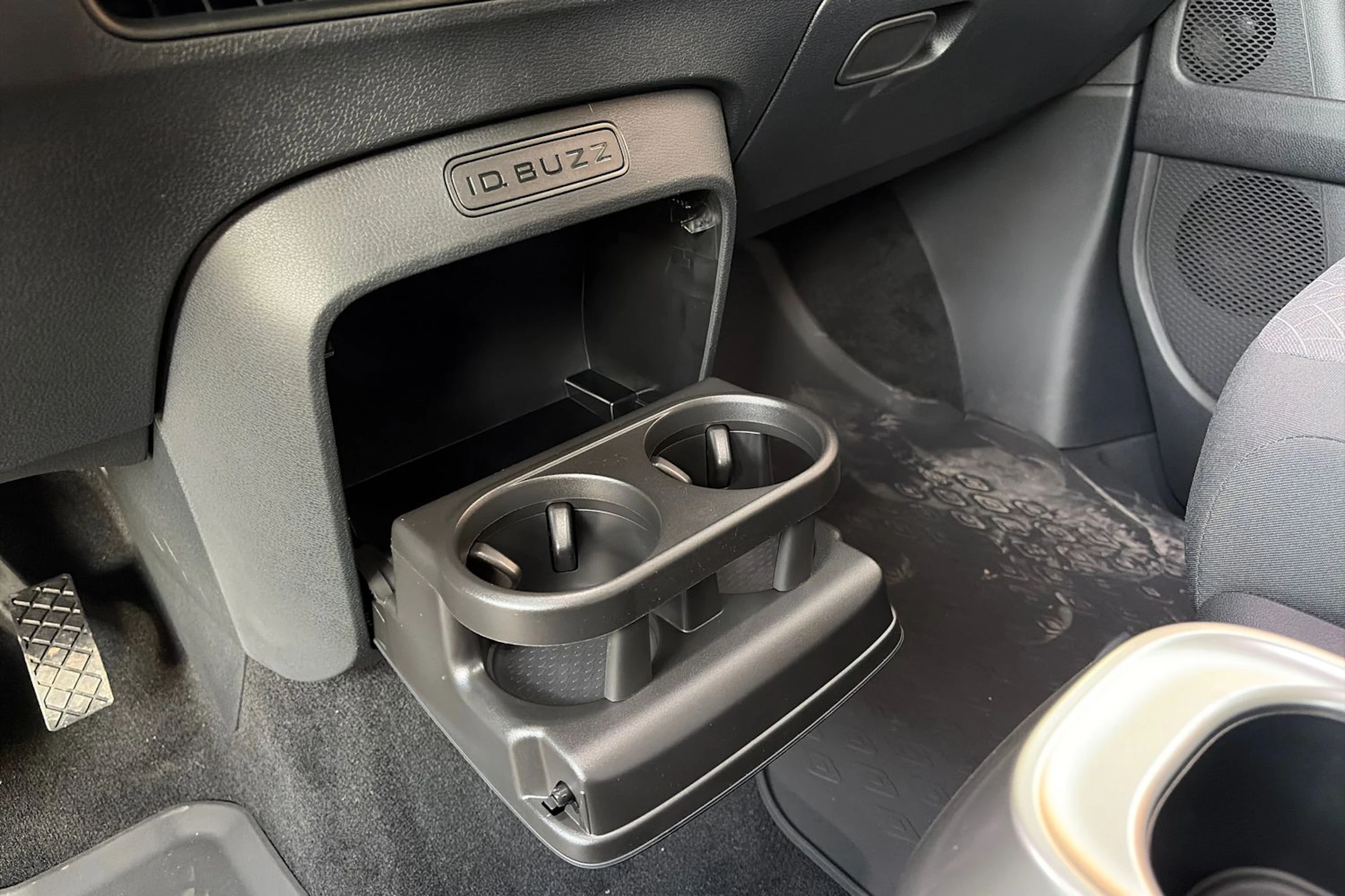 Harmaa Volkswagen ID. Buzz 2026 kuva 42.