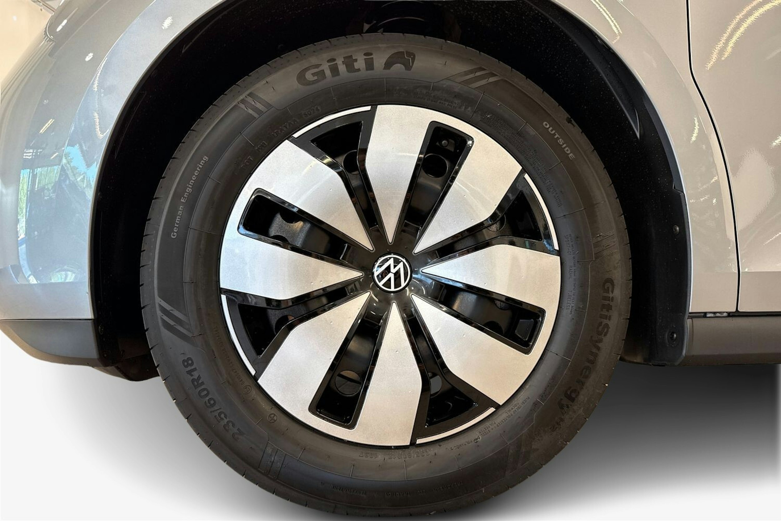 met. harmaa Volkswagen ID. Buzz 2026 kuva 6.