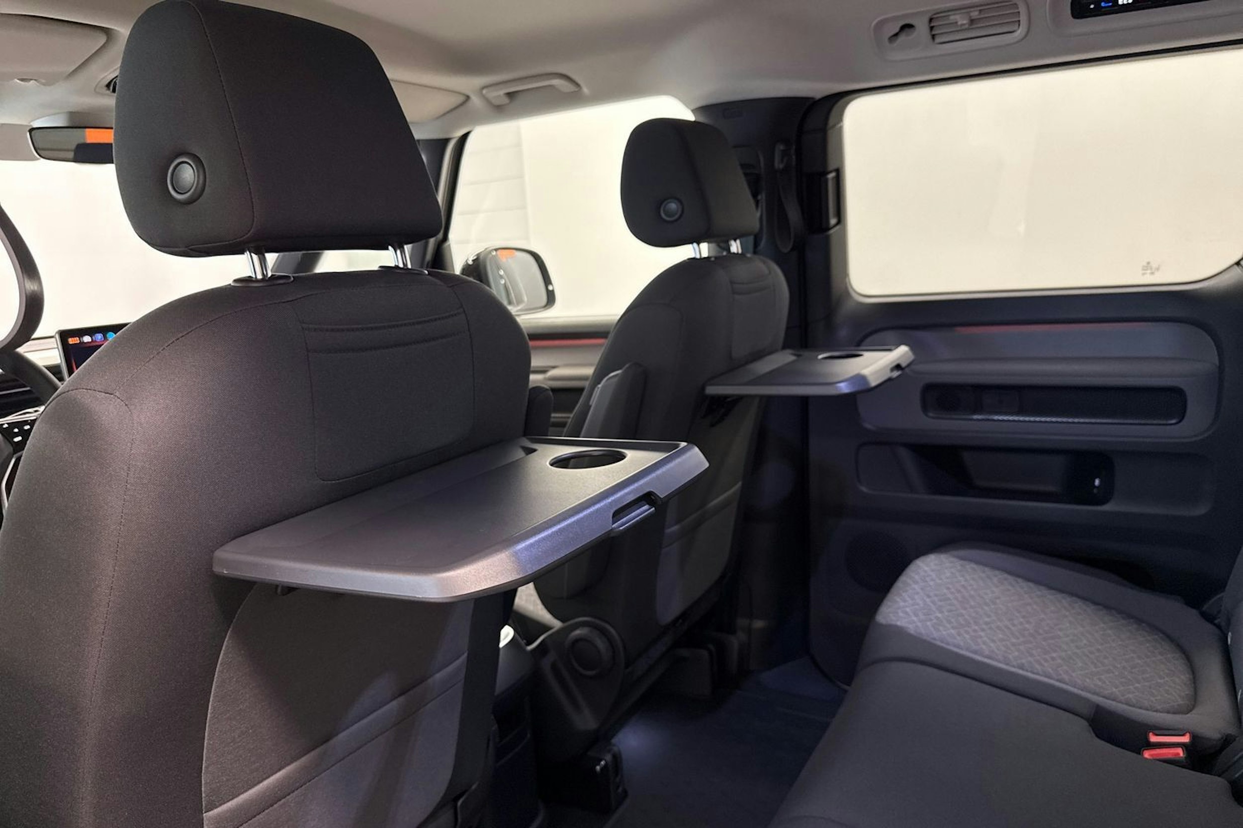 met. harmaa Volkswagen ID. Buzz 2026 kuva 12.