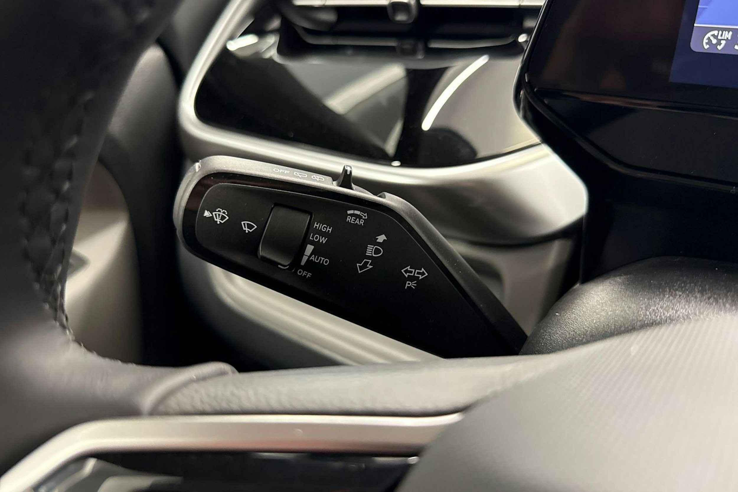 met. harmaa Volkswagen ID. Buzz 2026 kuva 18.
