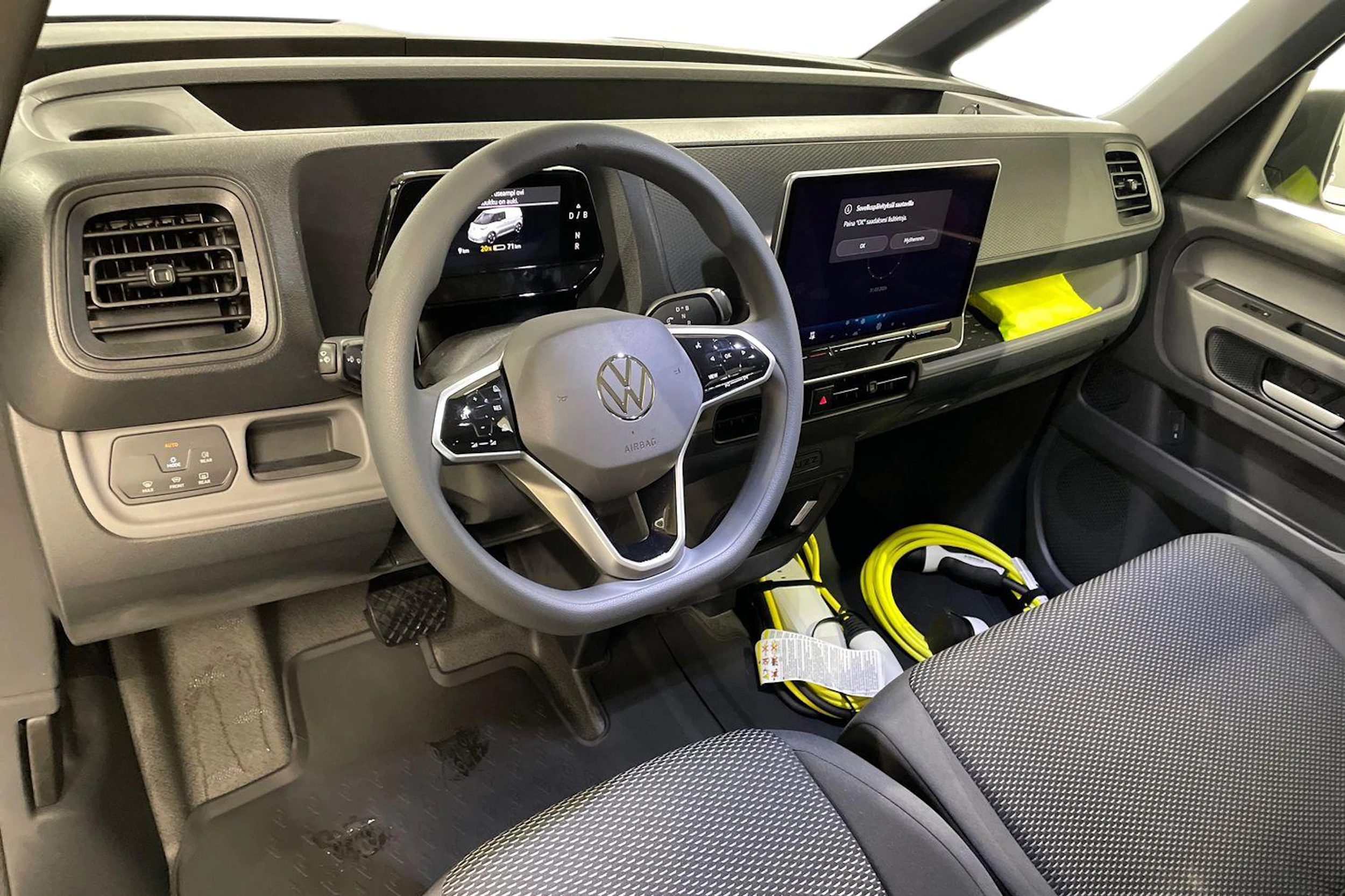 met. harmaa Volkswagen ID. Buzz Cargo 2026 kuva 6.