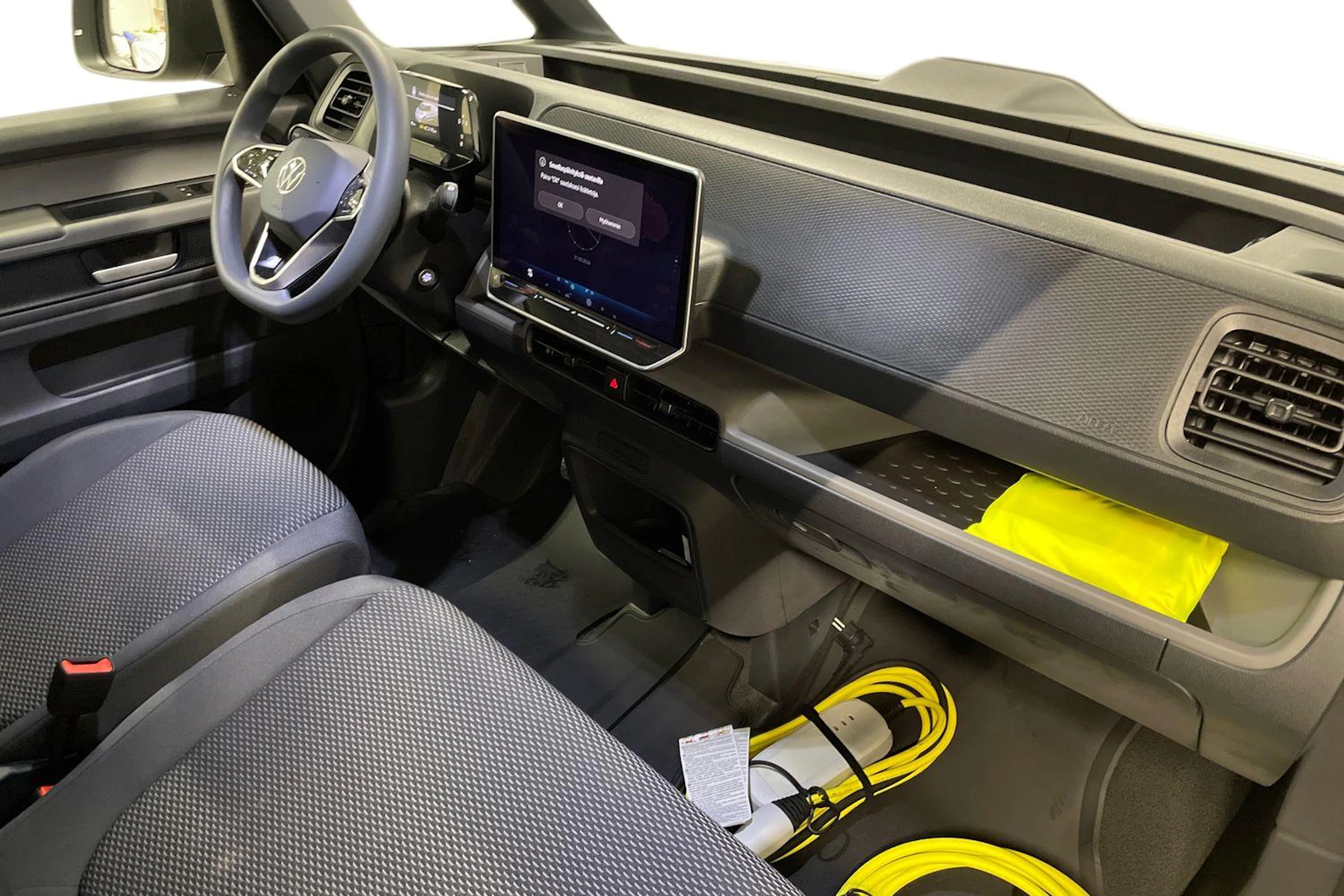 met. harmaa Volkswagen ID. Buzz Cargo 2026 kuva 7.