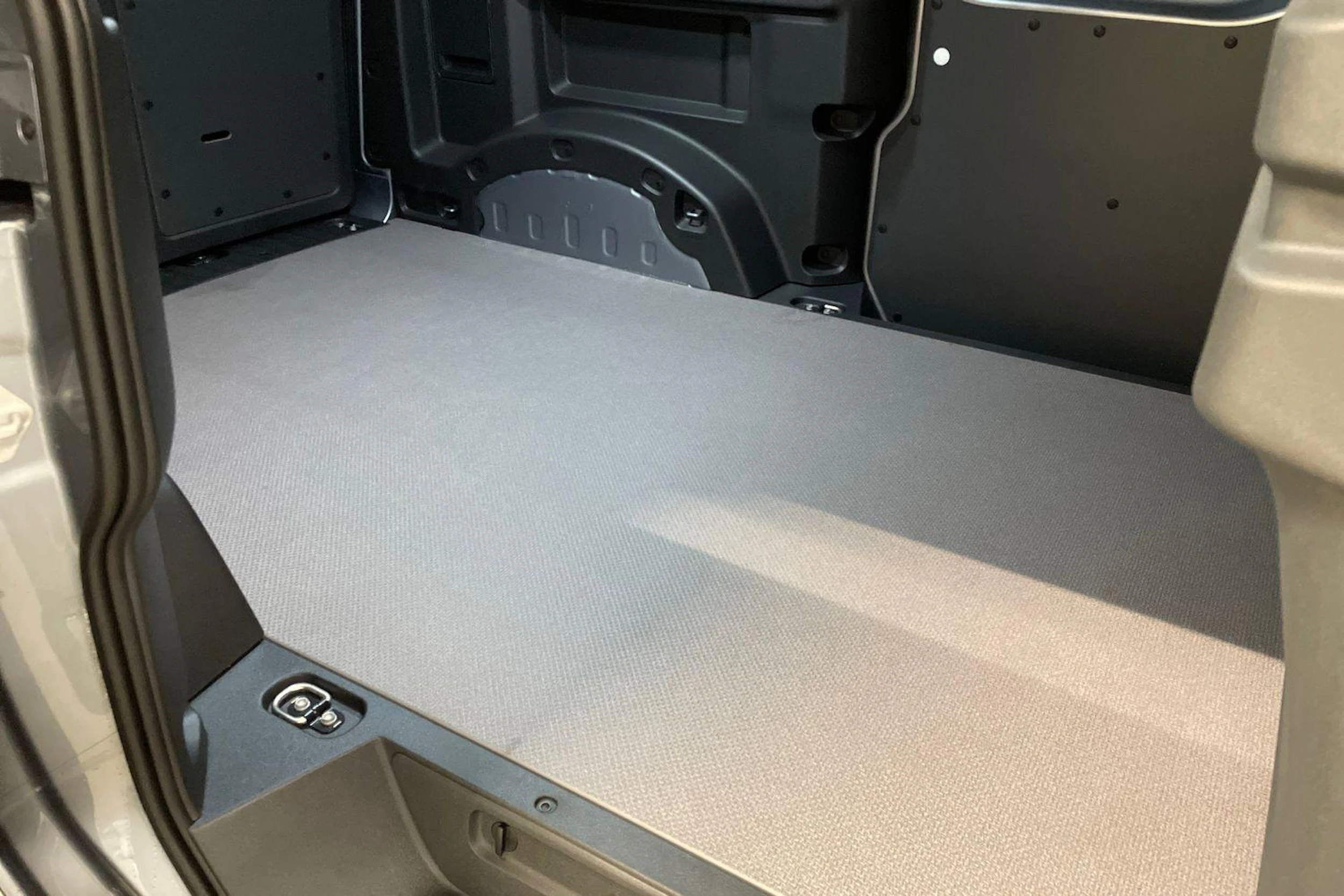 met. harmaa Volkswagen ID. Buzz Cargo 2026 kuva 8.