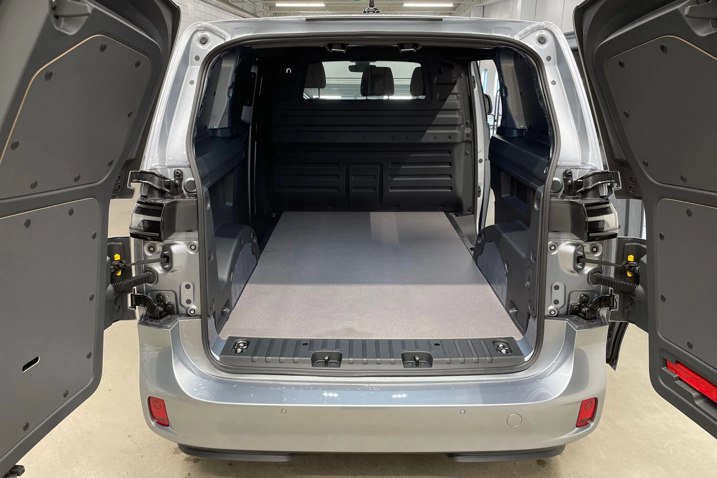 met. harmaa Volkswagen ID. Buzz Cargo 2026 kuva 11.