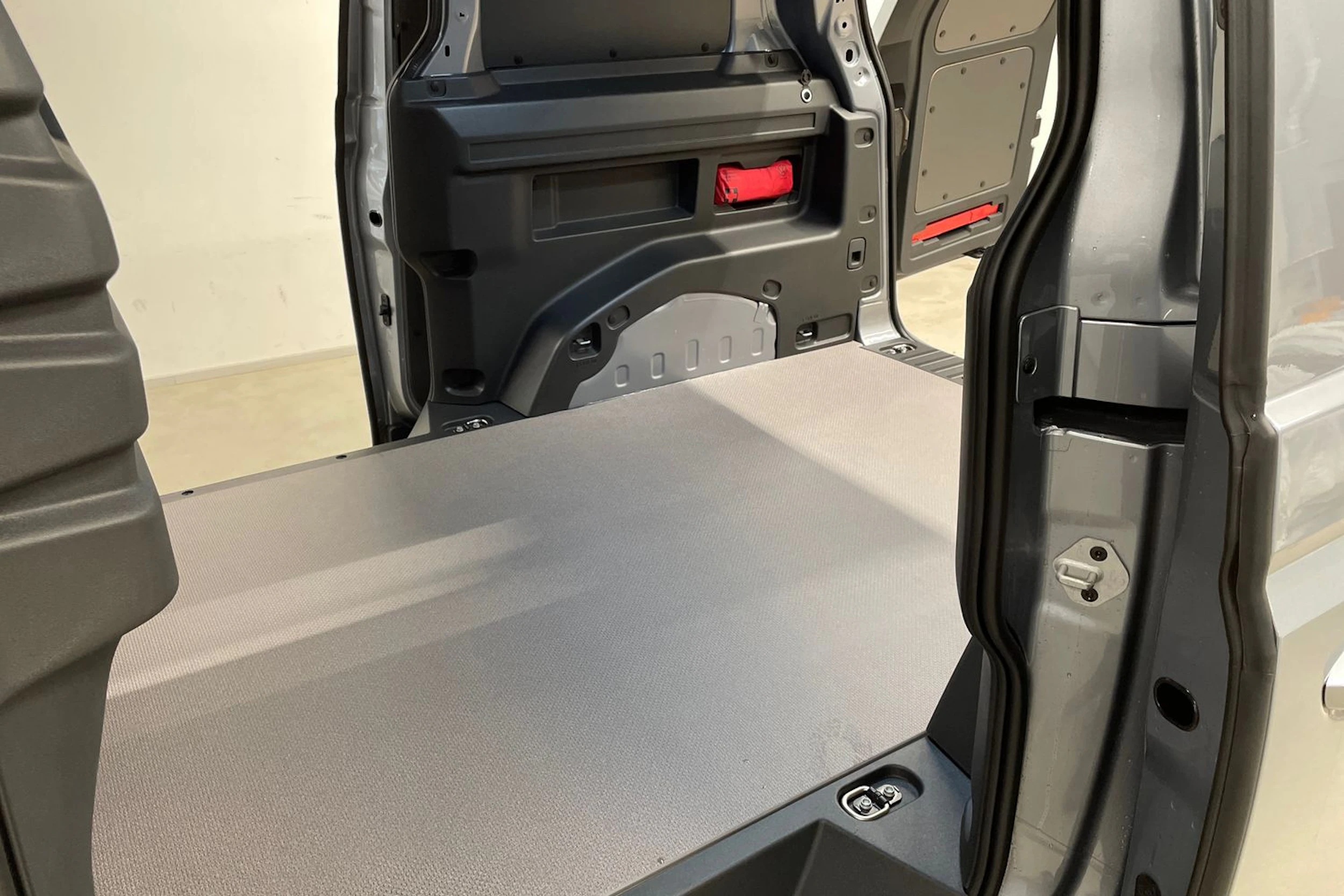 met. harmaa Volkswagen ID. Buzz Cargo 2026 kuva 12.