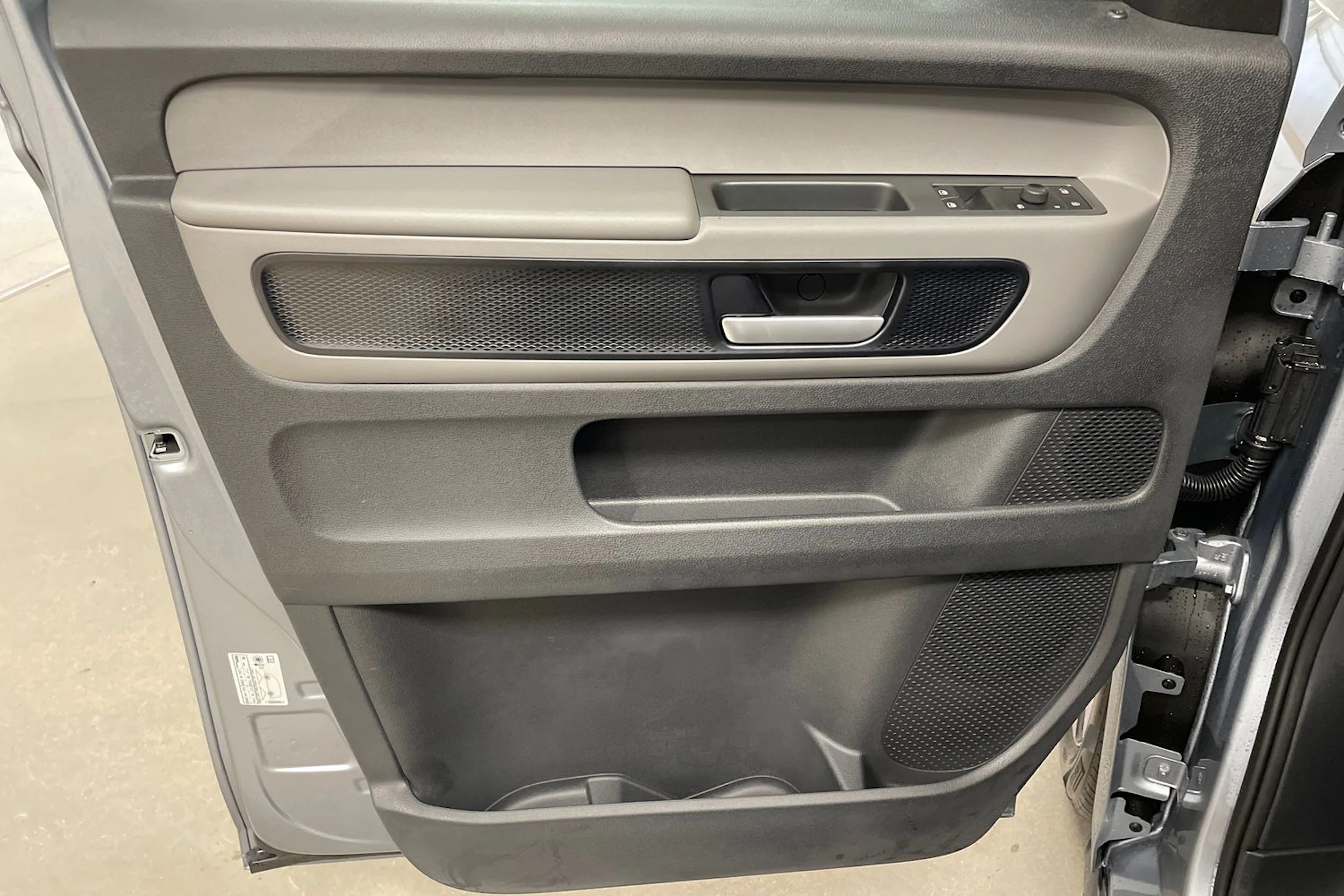 met. harmaa Volkswagen ID. Buzz Cargo 2026 kuva 13.