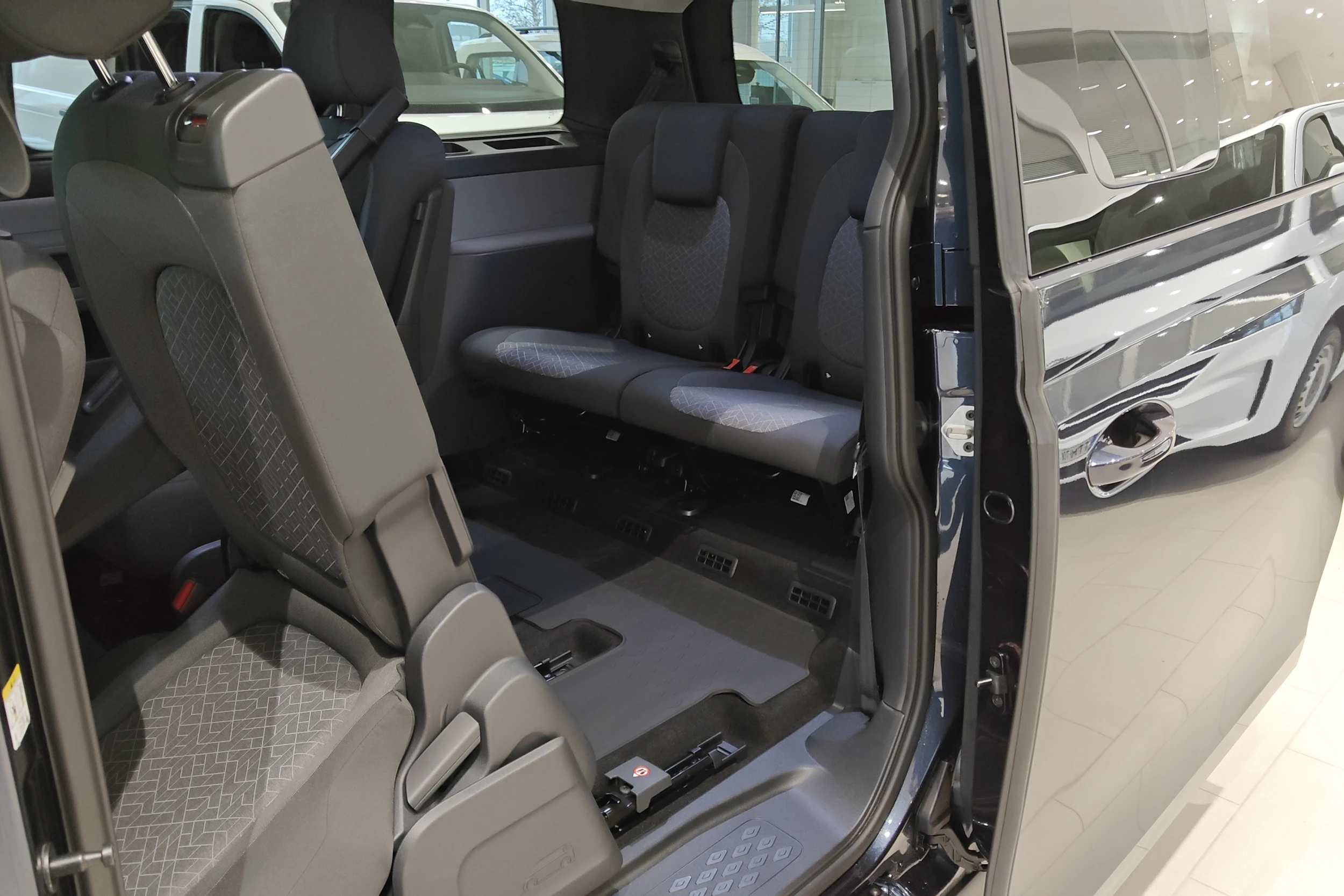 Sininen Volkswagen ID. Buzz 2027 kuva 26.