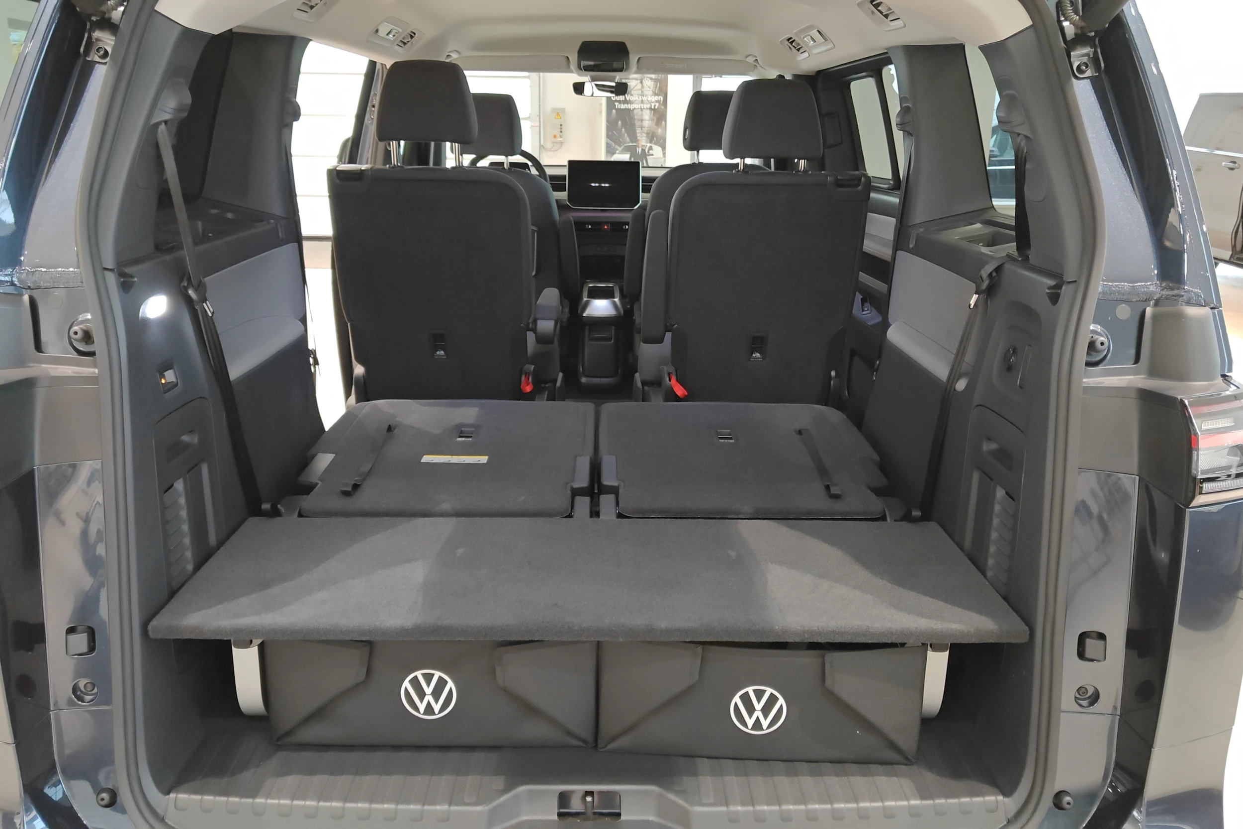 Sininen Volkswagen ID. Buzz 2027 kuva 28.
