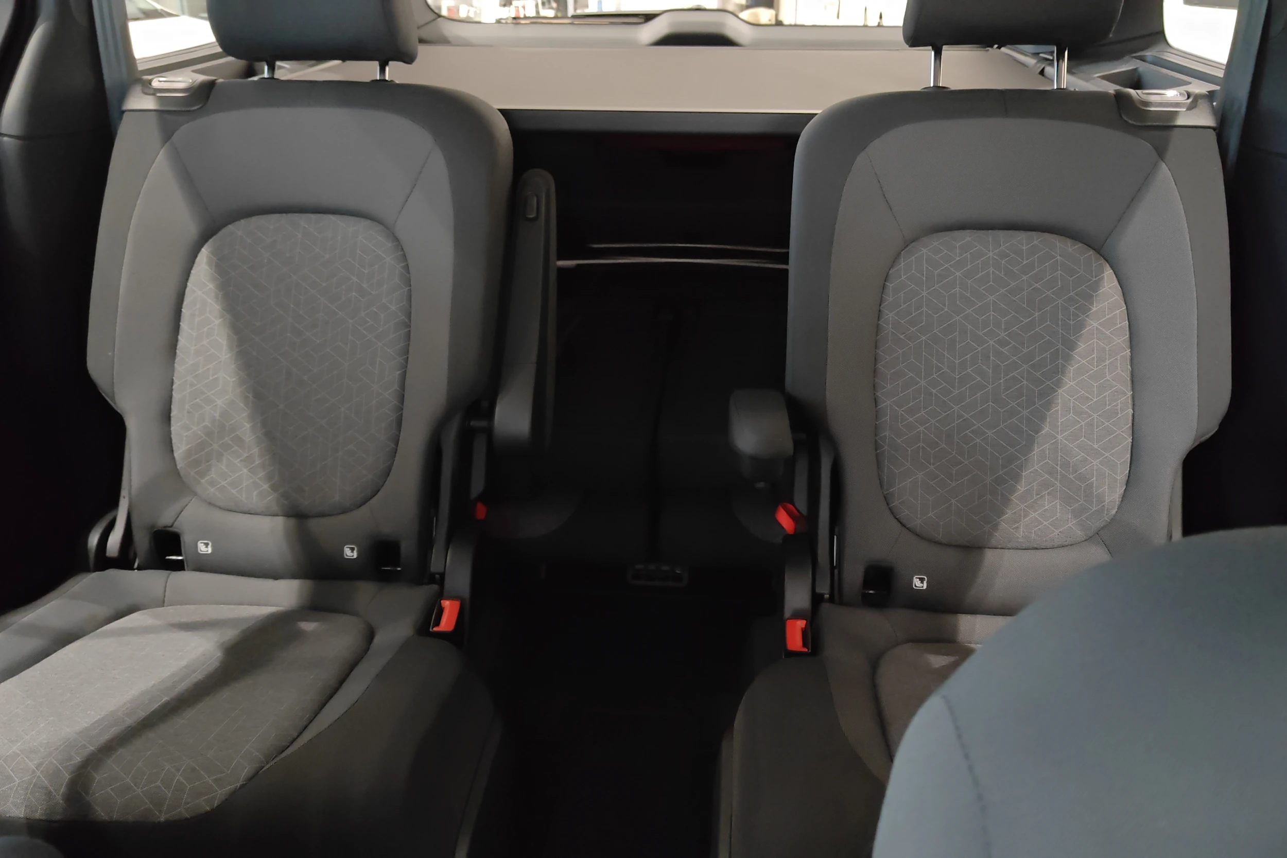Sininen Volkswagen ID. Buzz 2027 kuva 37.