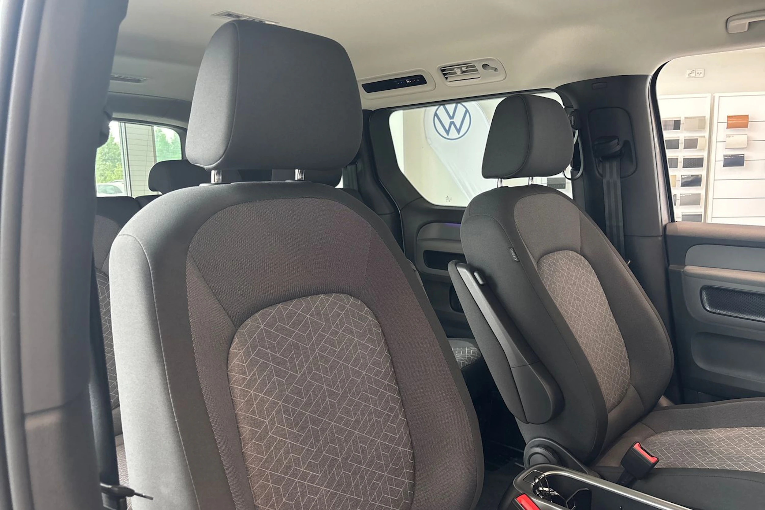 harmaa Volkswagen ID. Buzz 2027 kuva 35.
