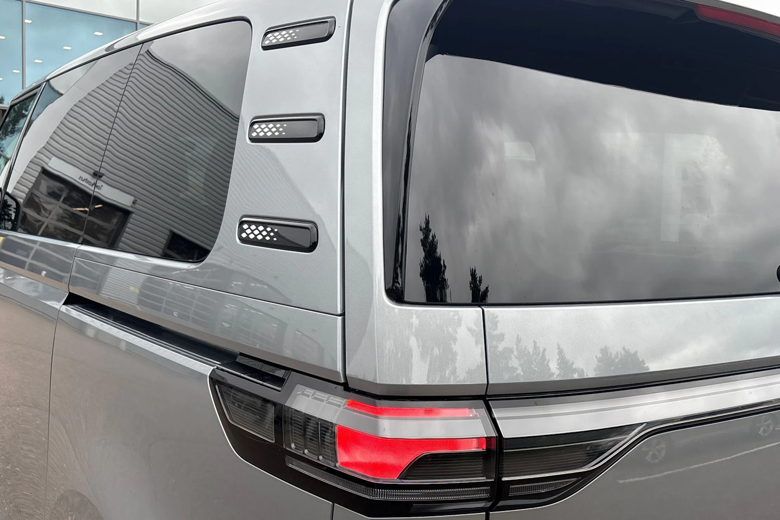 harmaa Volkswagen ID. Buzz 2027 kuva 40.