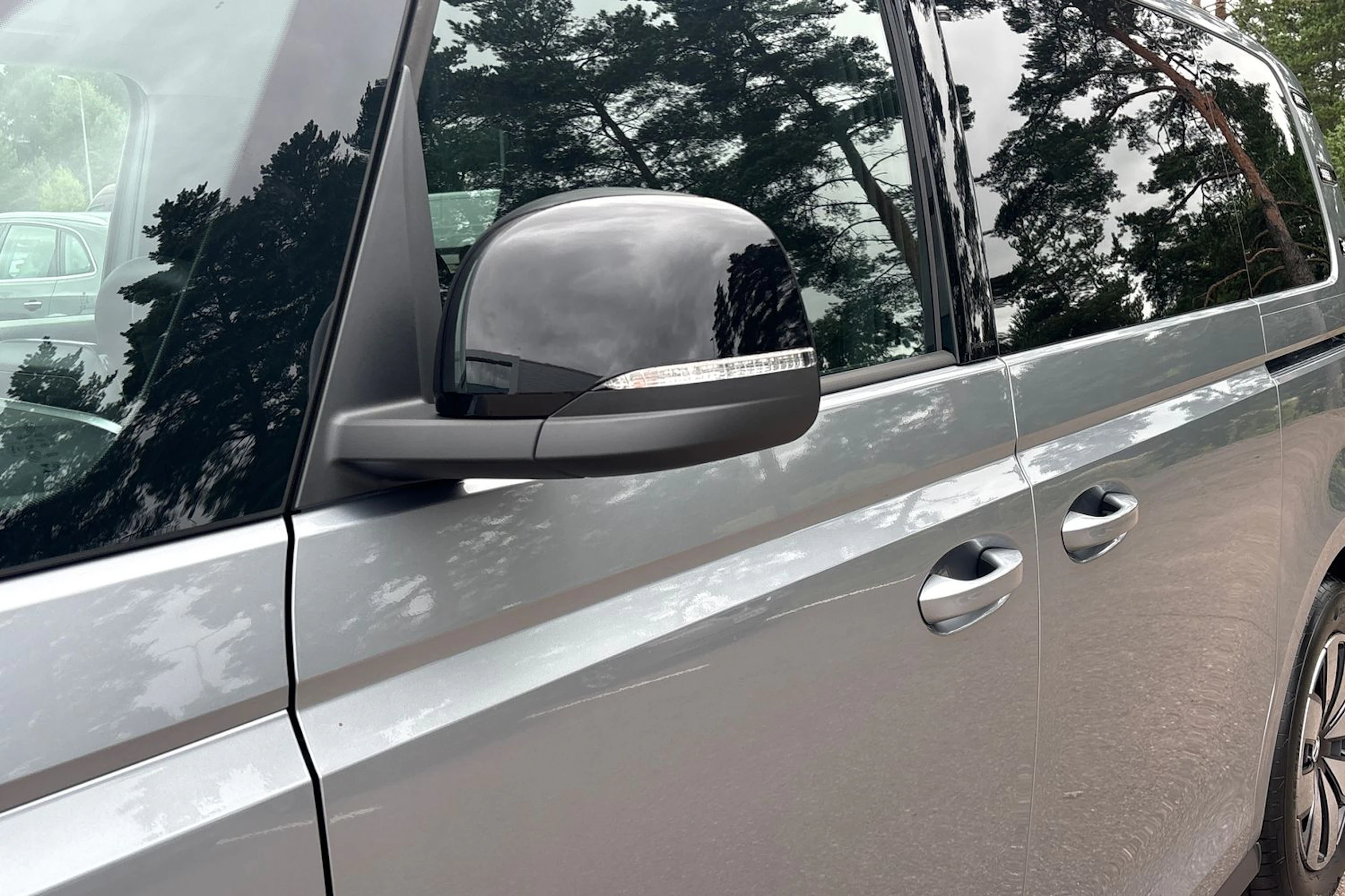 harmaa Volkswagen ID. Buzz 2027 kuva 41.