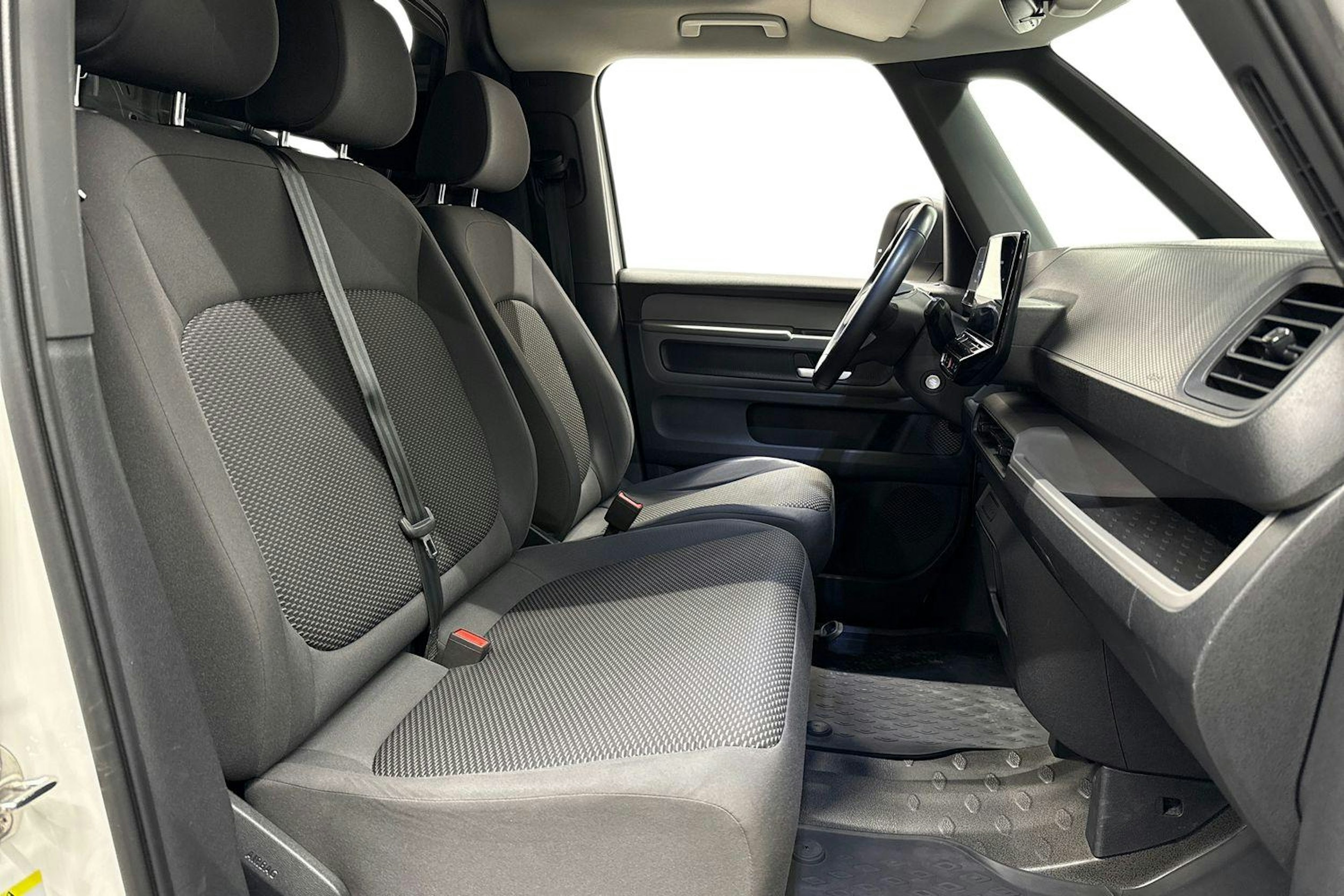 valkoinen Volkswagen ID. Buzz Cargo 2022 kuva 11.