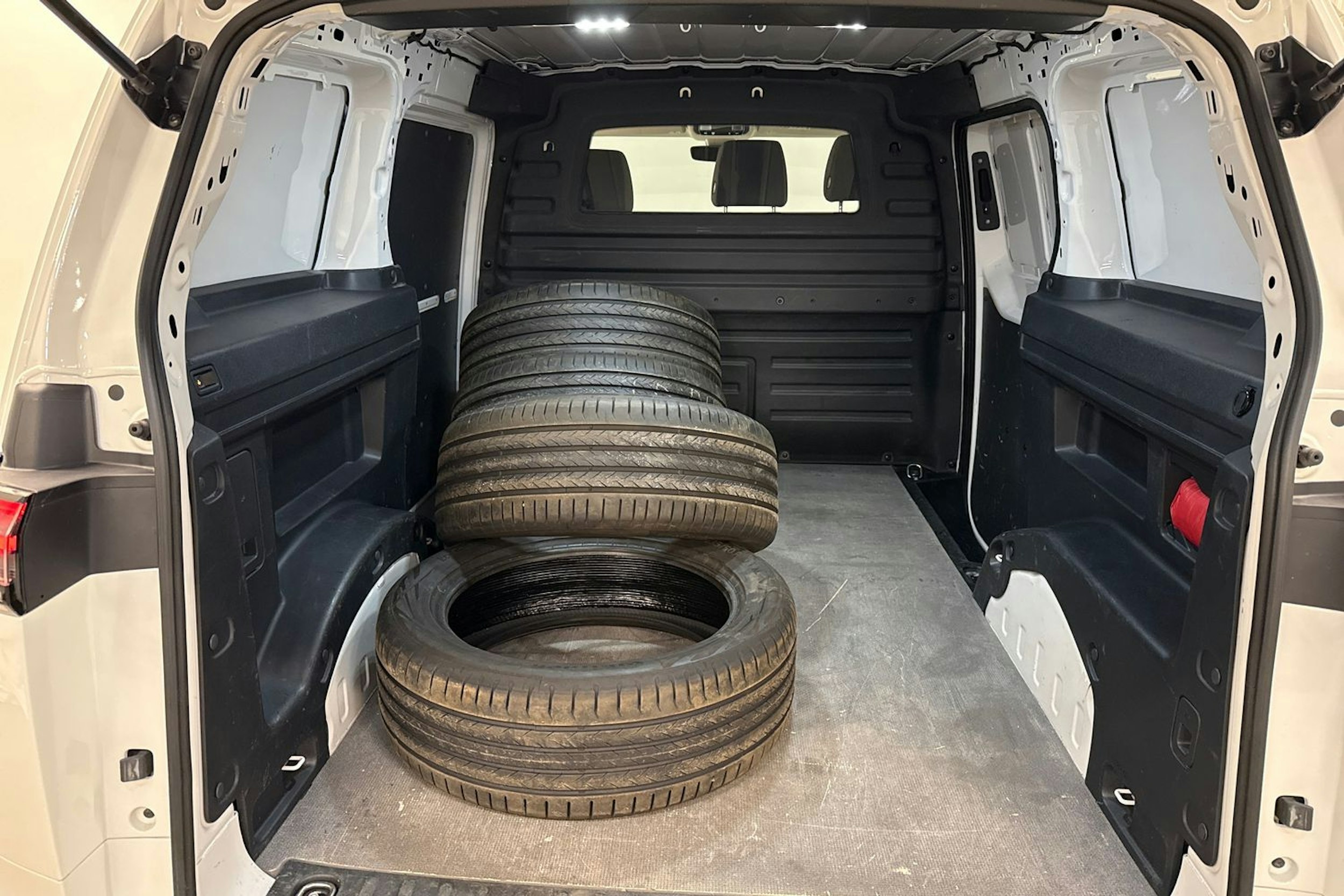 valkoinen Volkswagen ID. Buzz Cargo 2022 kuva 15.