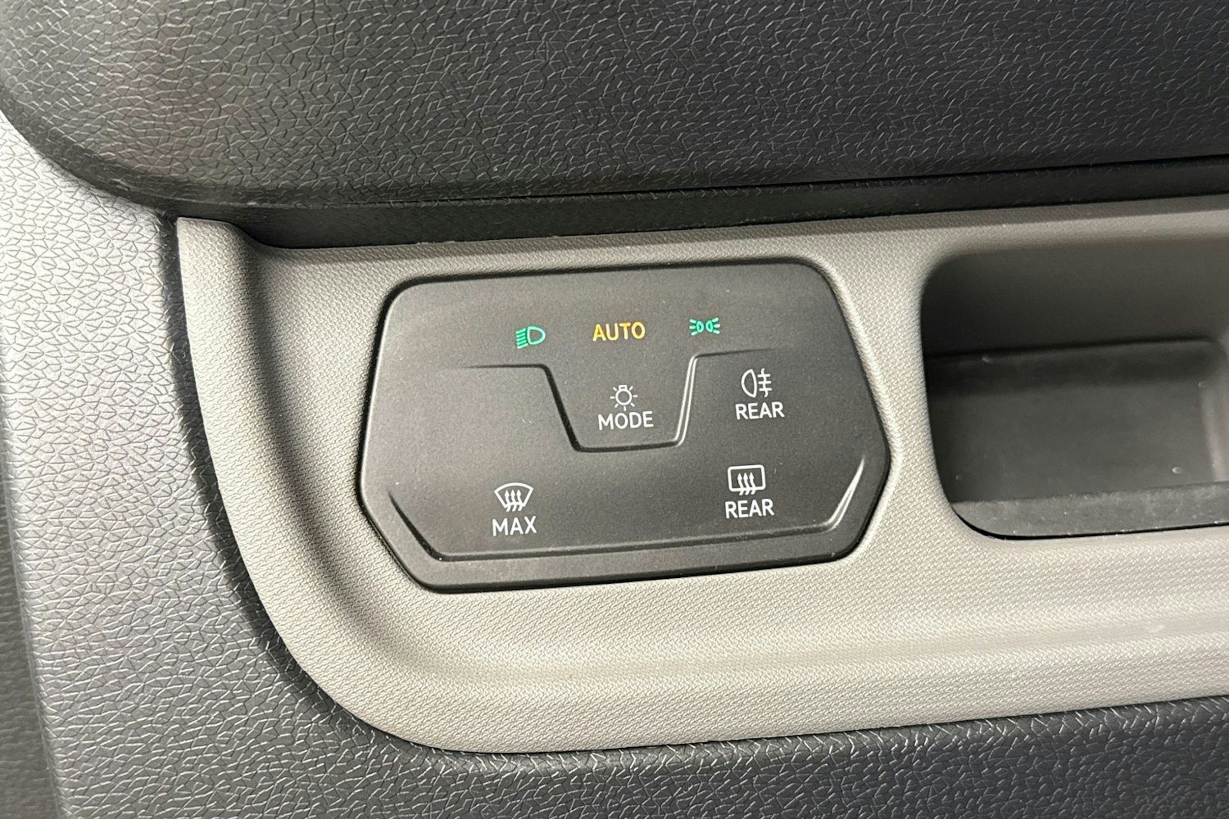 valkoinen Volkswagen ID. Buzz Cargo 2022 kuva 20.