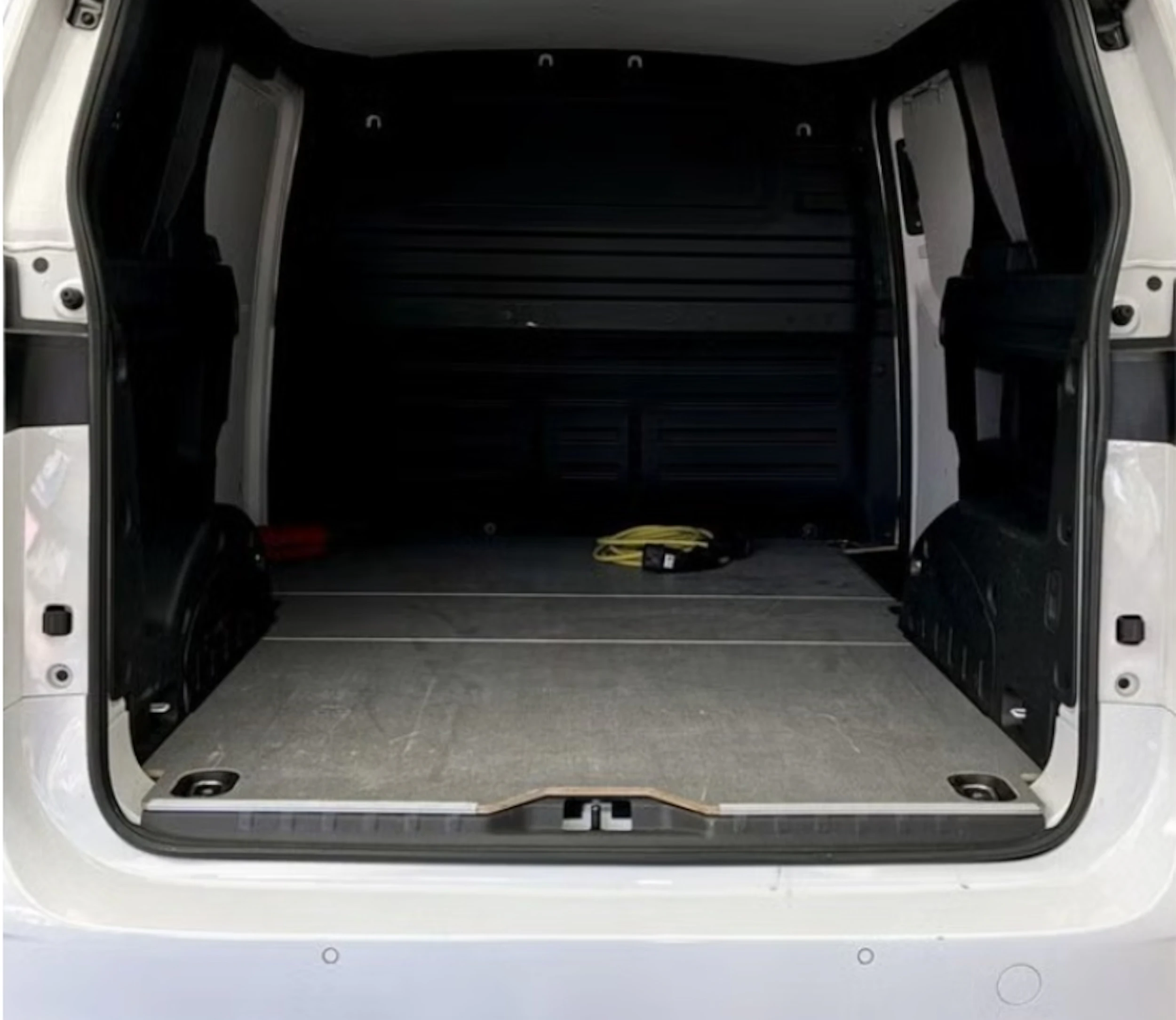 valkoinen Volkswagen ID. Buzz Cargo 2023 kuva 3.