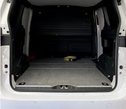valkoinen Volkswagen ID. Buzz Cargo 2023 kuva 3.
