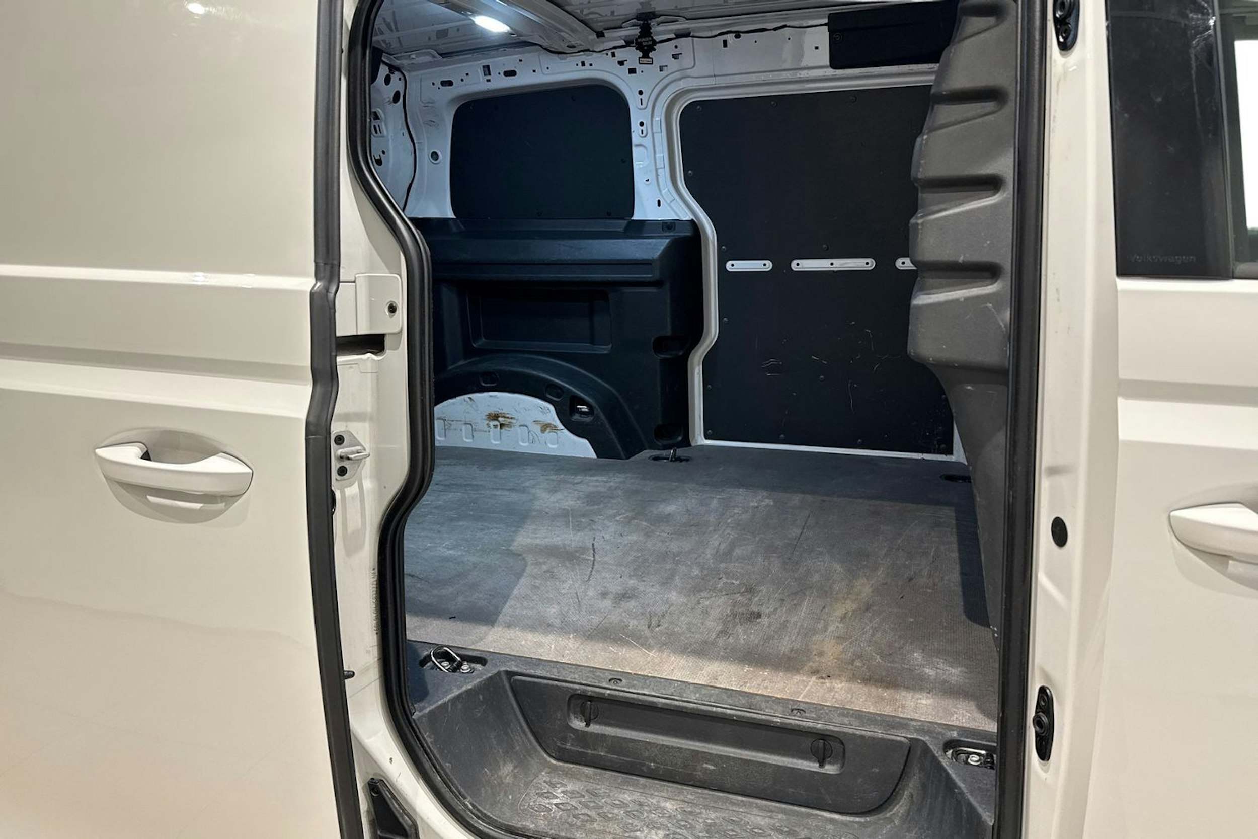 valkoinen Volkswagen ID. Buzz Cargo 2023 kuva 10.
