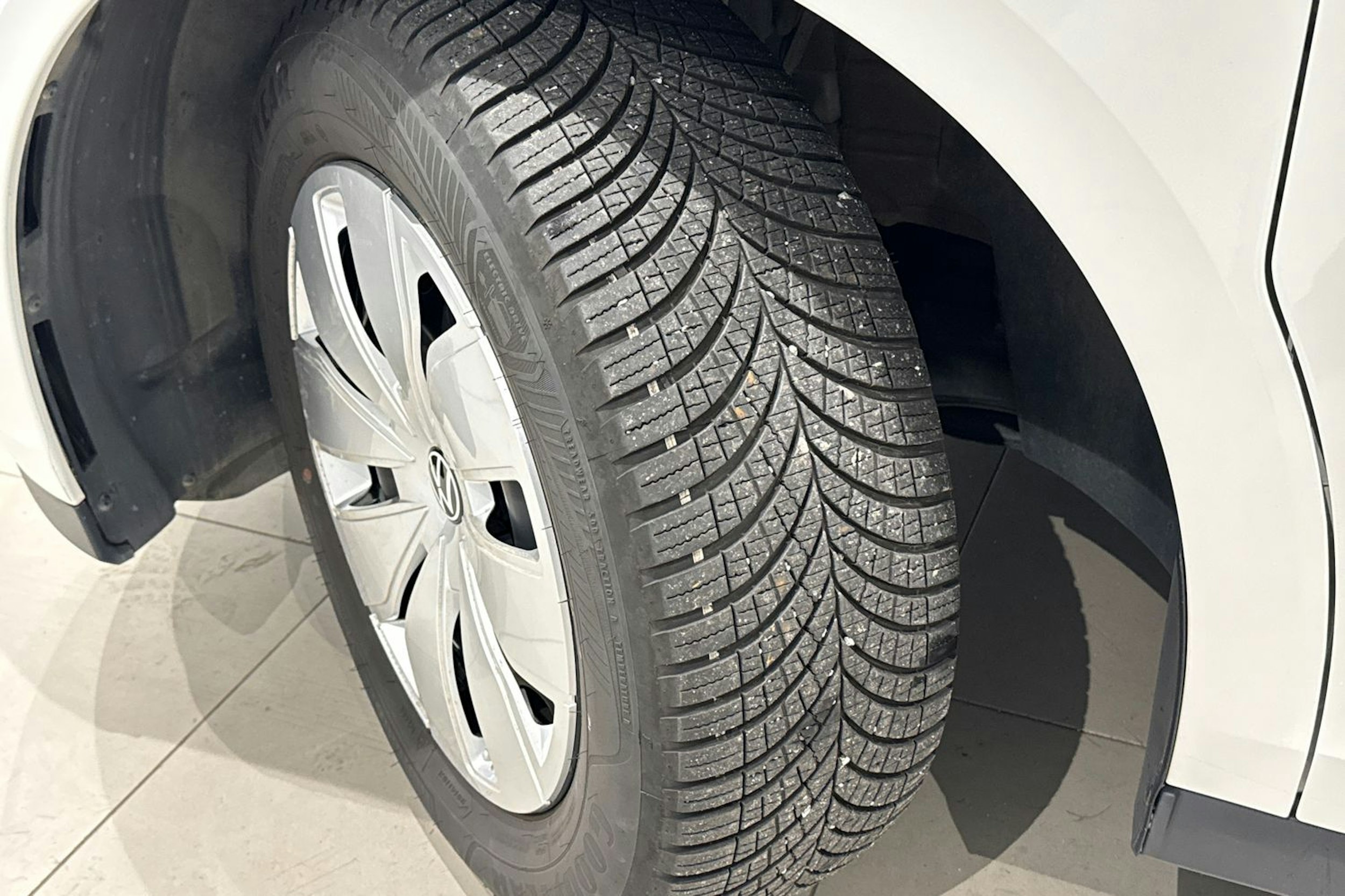 valkoinen Volkswagen ID. Buzz Cargo 2023 kuva 13.