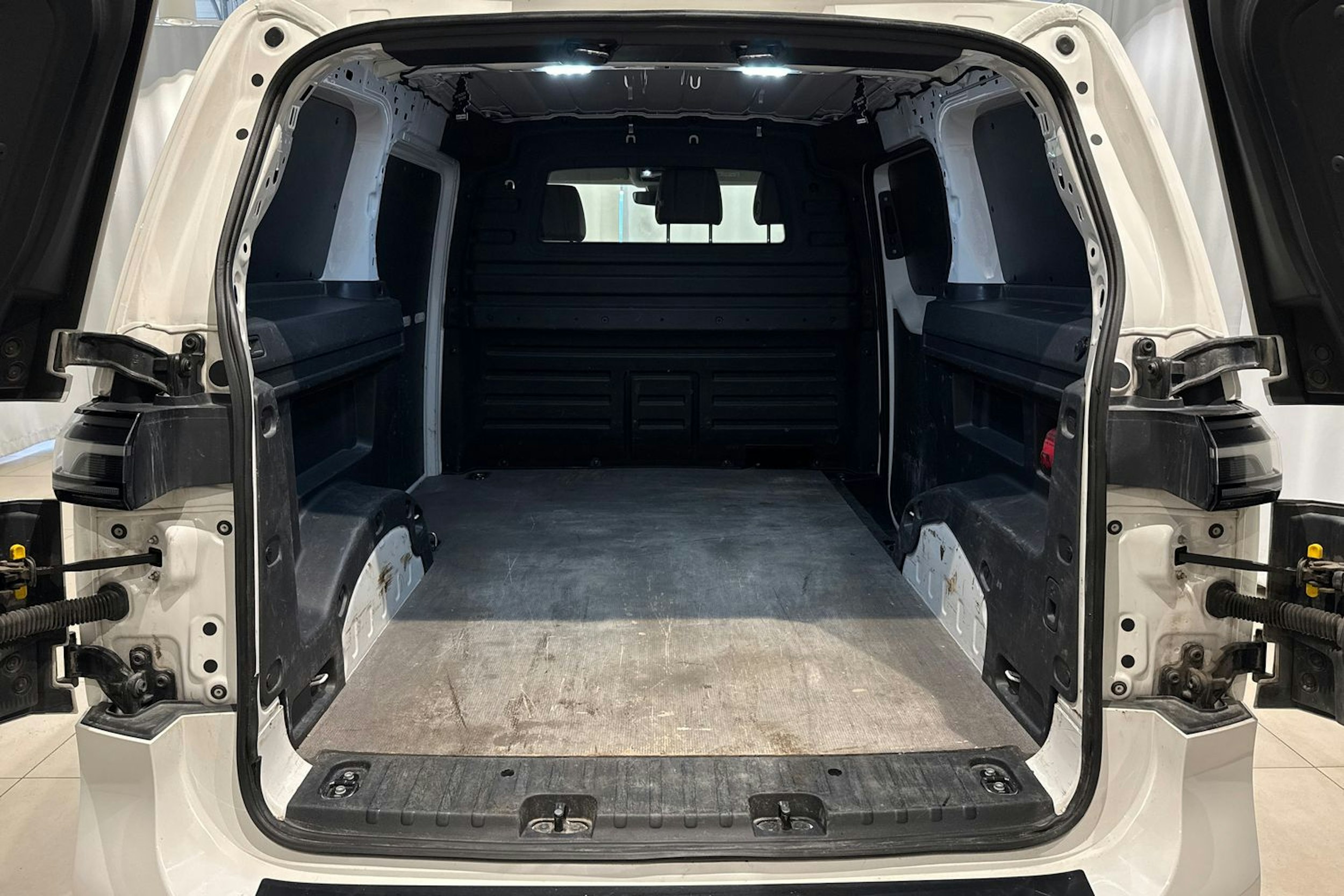 valkoinen Volkswagen ID. Buzz Cargo 2023 kuva 14.