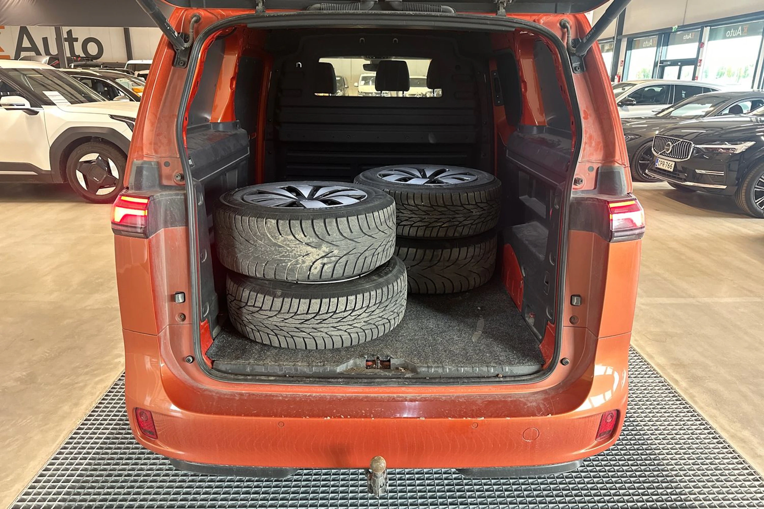 met. oranssi Volkswagen ID. Buzz Cargo 2023 kuva 8.