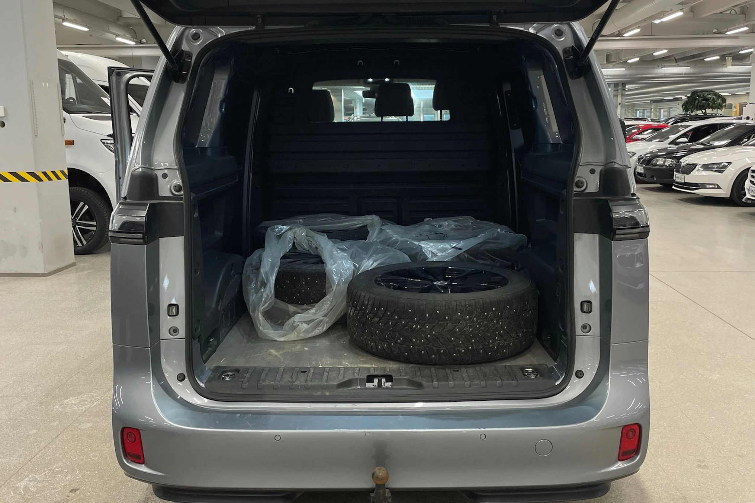 harmaa Volkswagen ID. Buzz Cargo 2023 kuva 25.