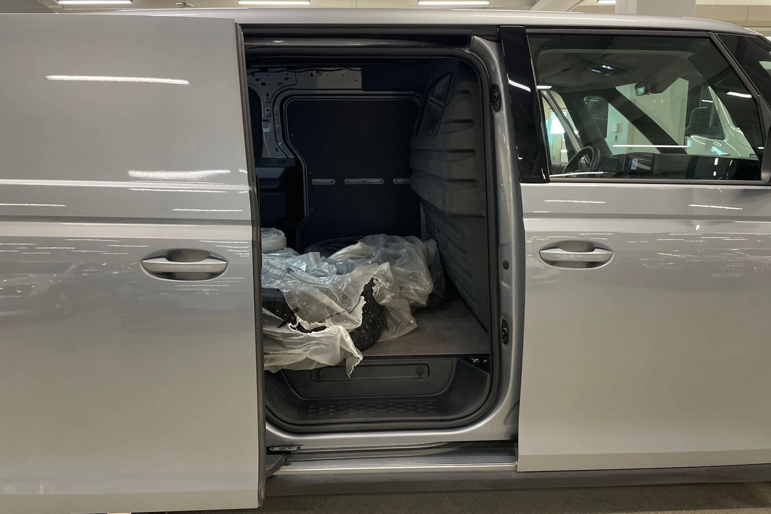 harmaa Volkswagen ID. Buzz Cargo 2023 kuva 29.