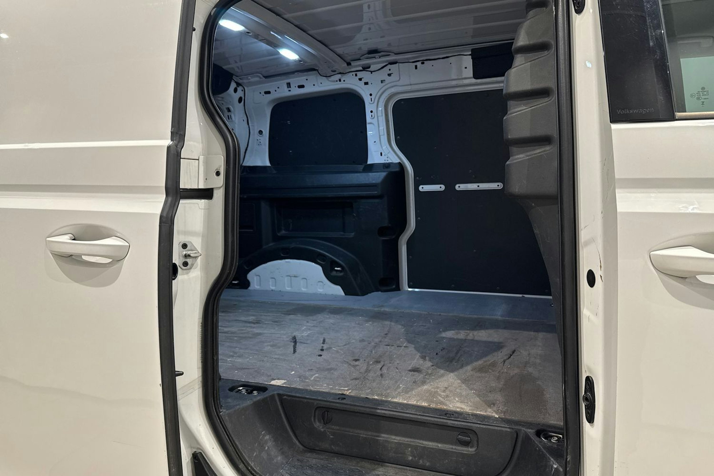 valkoinen Volkswagen ID. Buzz Cargo 2023 kuva 10.
