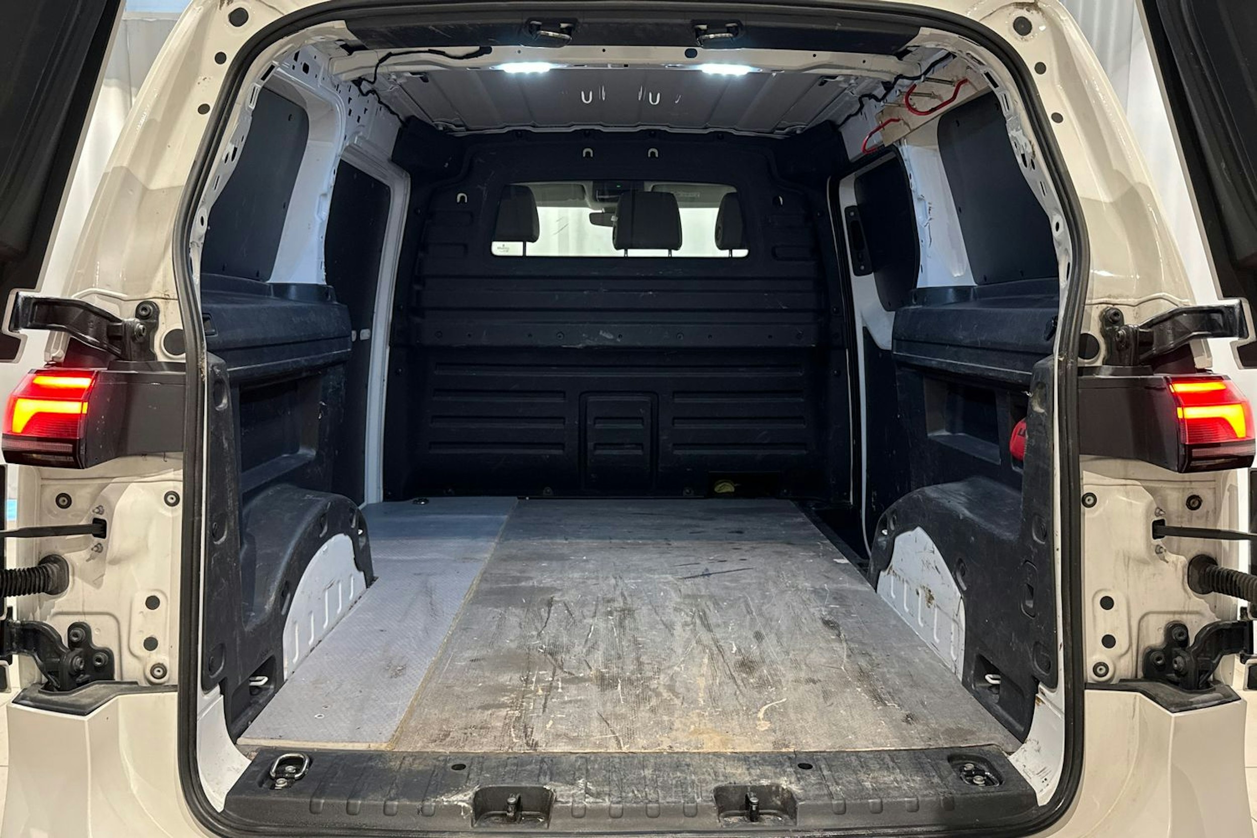 valkoinen Volkswagen ID. Buzz Cargo 2023 kuva 13.