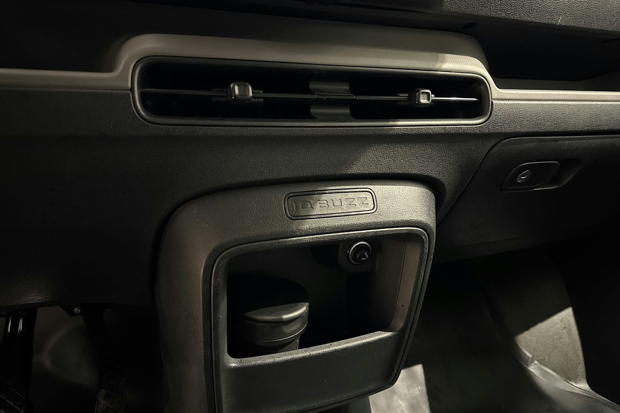 valkoinen Volkswagen ID. Buzz Cargo 2023 kuva 28.